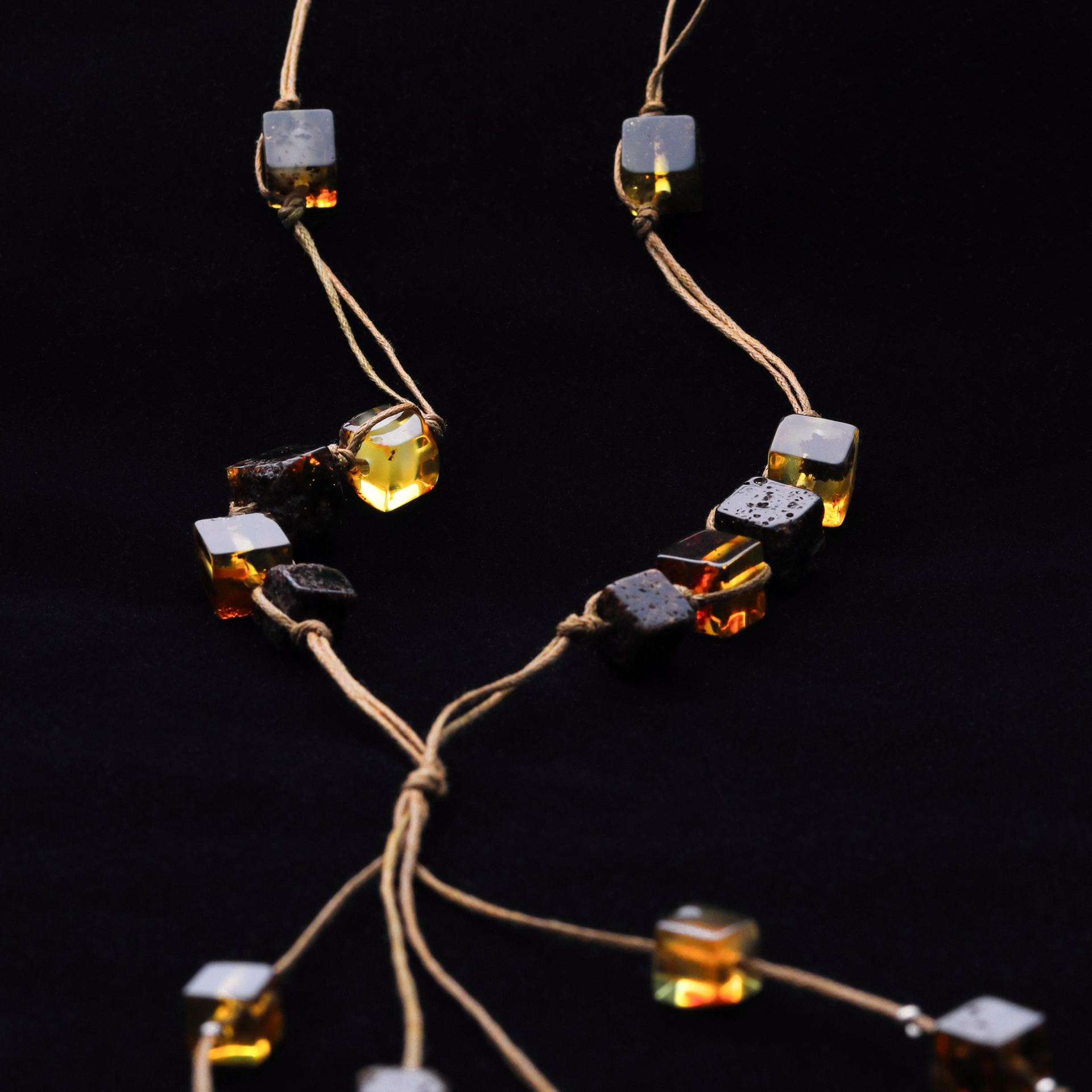 Бусы из янтаря производства Калининградского янтарного комбината.