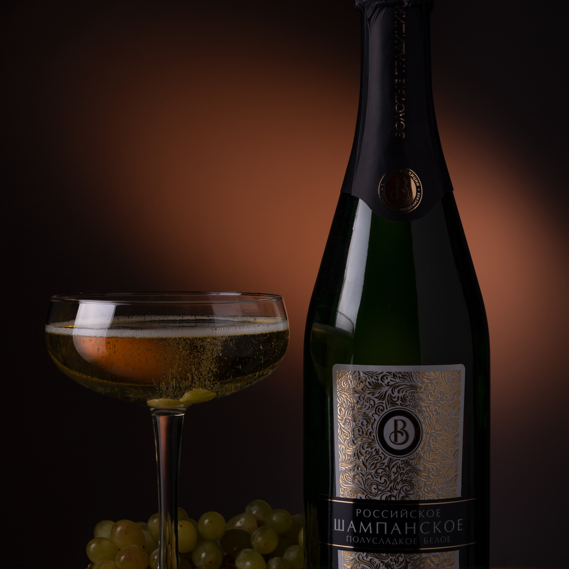 Съемка новогодней открытки с шампанским в бокале и виноградом. Шампанское в бокале. Виноград.