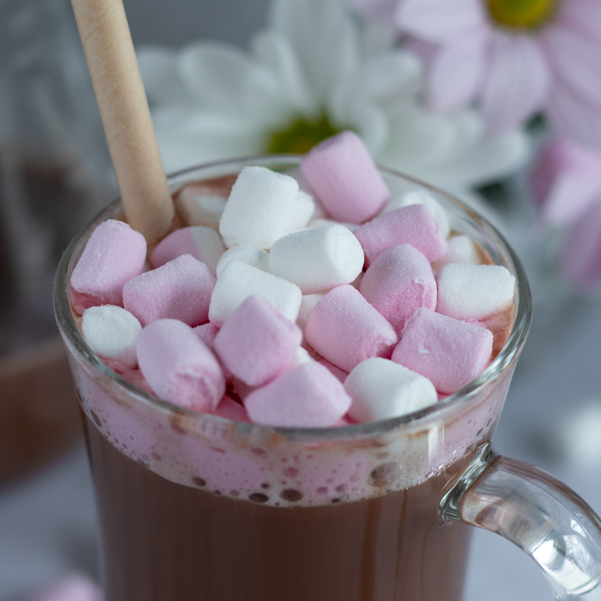 Какао с маршмелоу розового цвета.