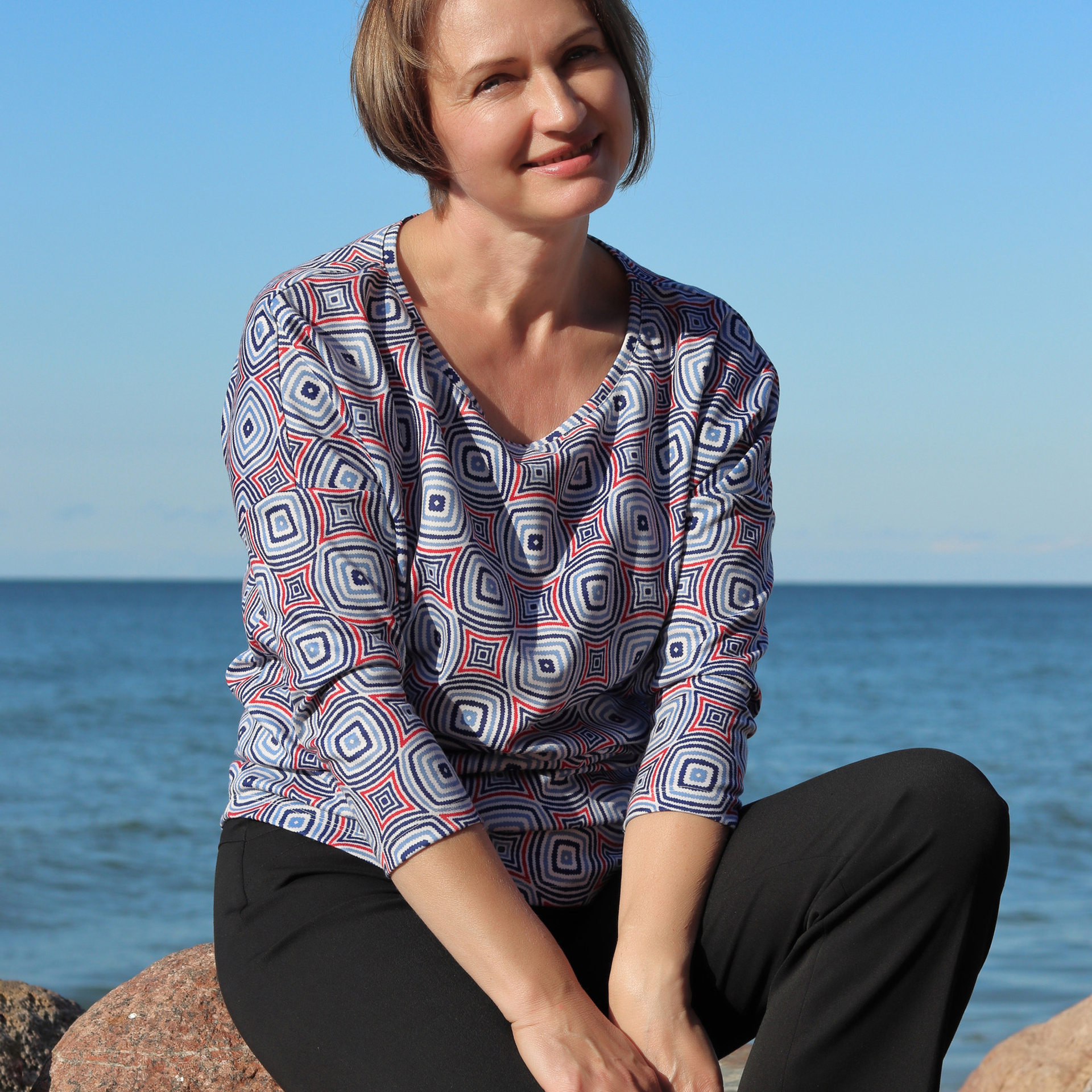 Женщина на камне. Фотография. Светлогорск.