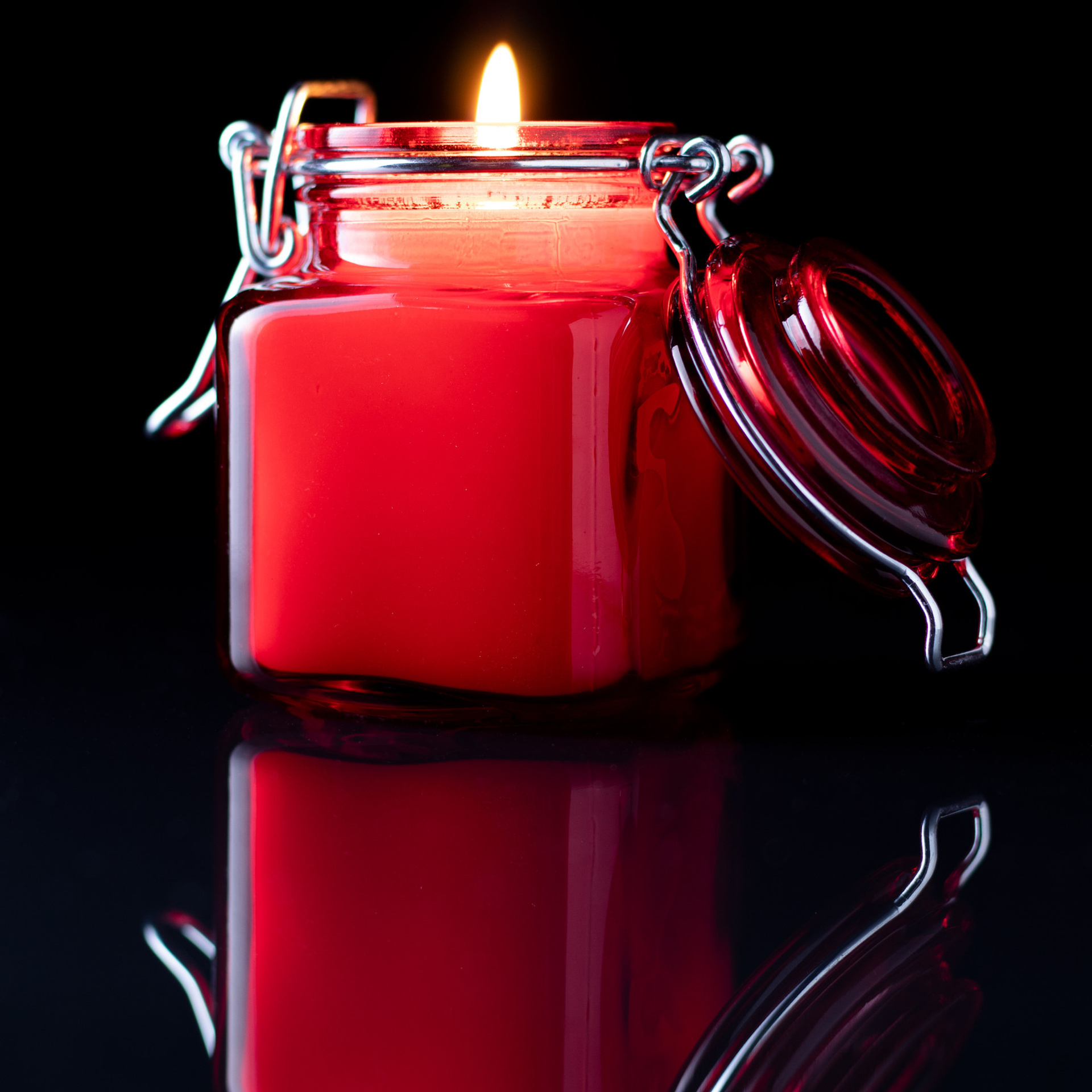 Красная баночка. Новогодняя свеча из H&M c с отражением в стекле.
