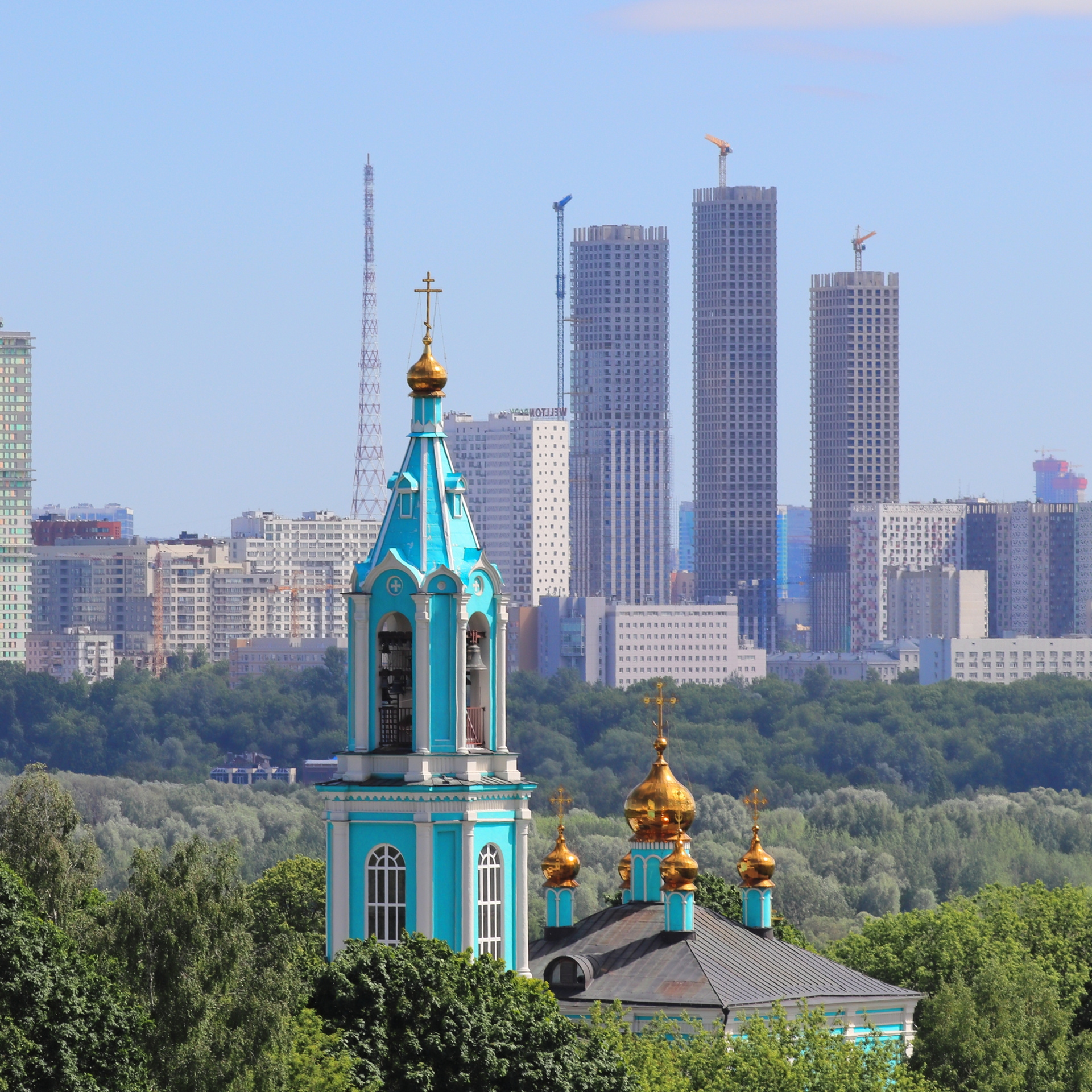 Церковь Рождества богородицы. Парк Крылатские Холмы.