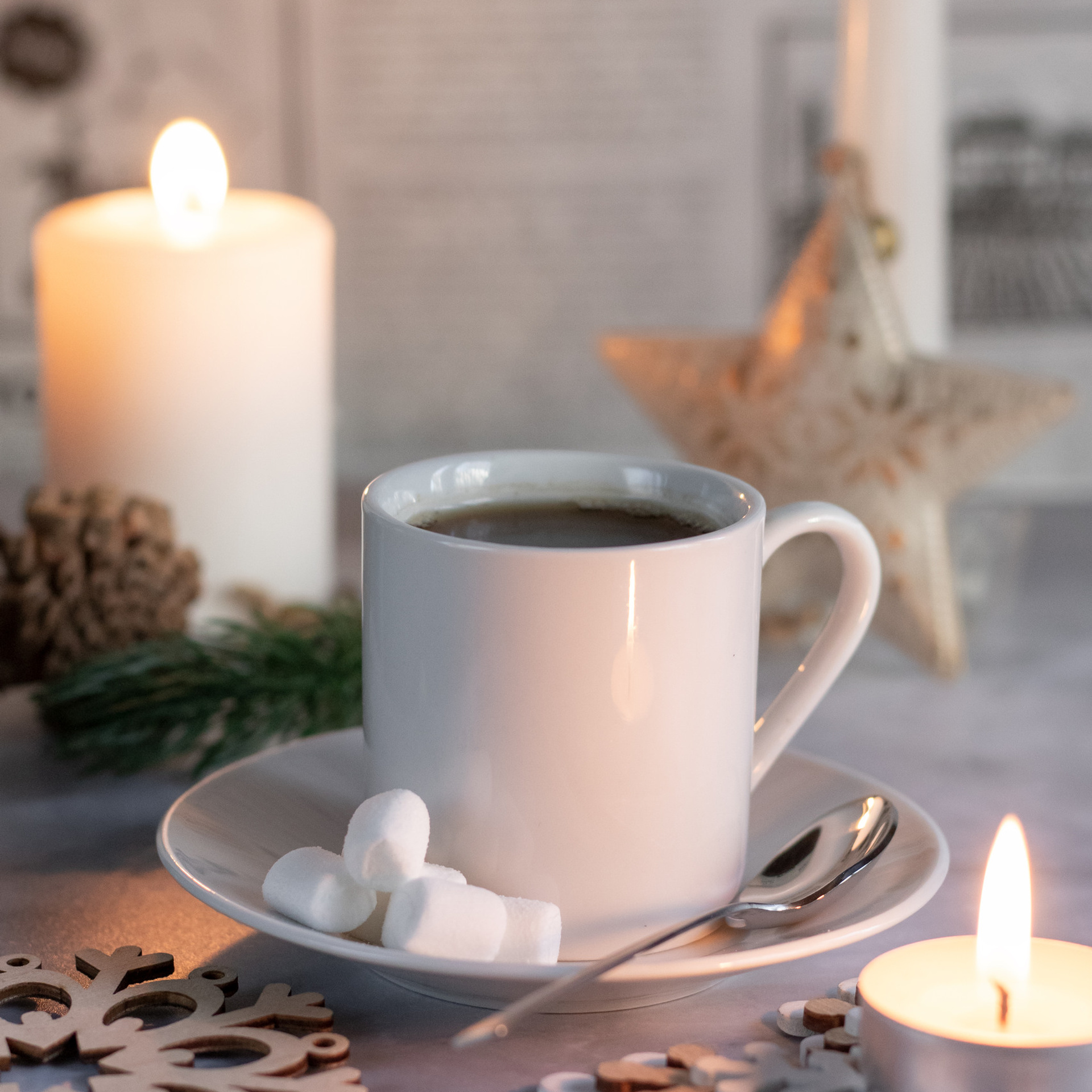 Чашка кофе с новогодней тематикой. Съемка в высоком ключе.