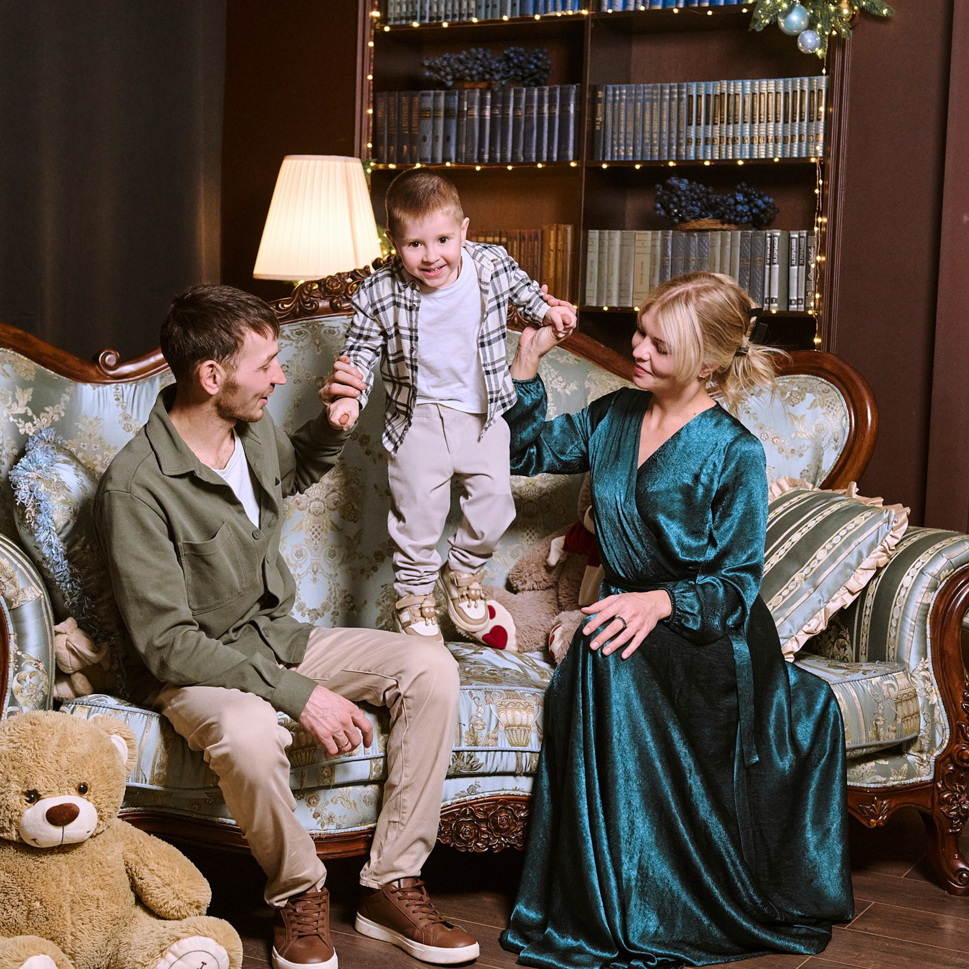 Новогодняя семейная фотосессия в Новосибирске | Новогодние фото 2025 | Яна Иванова. Фотограф в Новосибирске и Москве — свадьбы, портреты, бренды | Яна Иванова