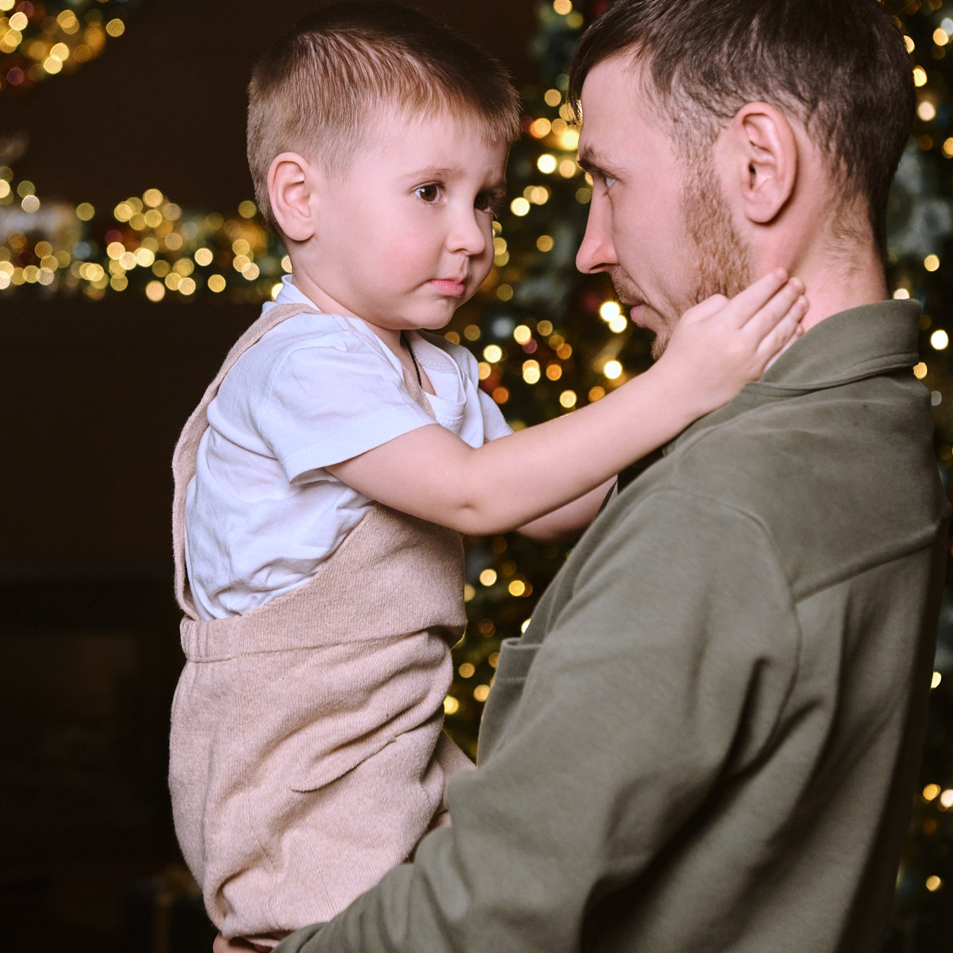 Новогодняя семейная фотосессия в Новосибирске | Новогодние фото 2025 | Яна Иванова. Фотограф в Новосибирске и Москве — свадьбы, портреты, бренды | Яна Иванова