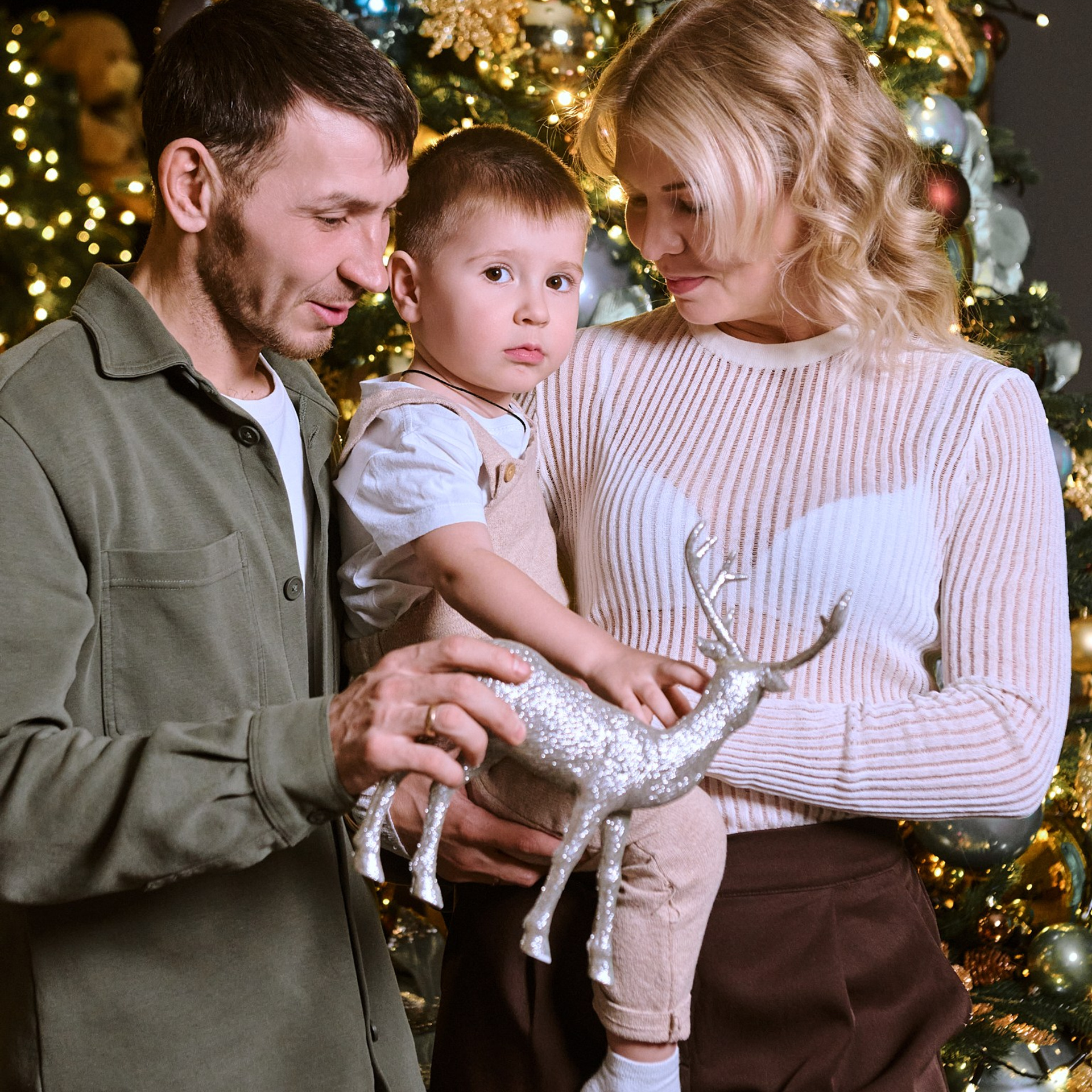 Новогодняя семейная фотосессия в Новосибирске | Новогодние фото 2025 | Яна Иванова. Фотограф в Новосибирске и Москве — свадьбы, портреты, бренды | Яна Иванова