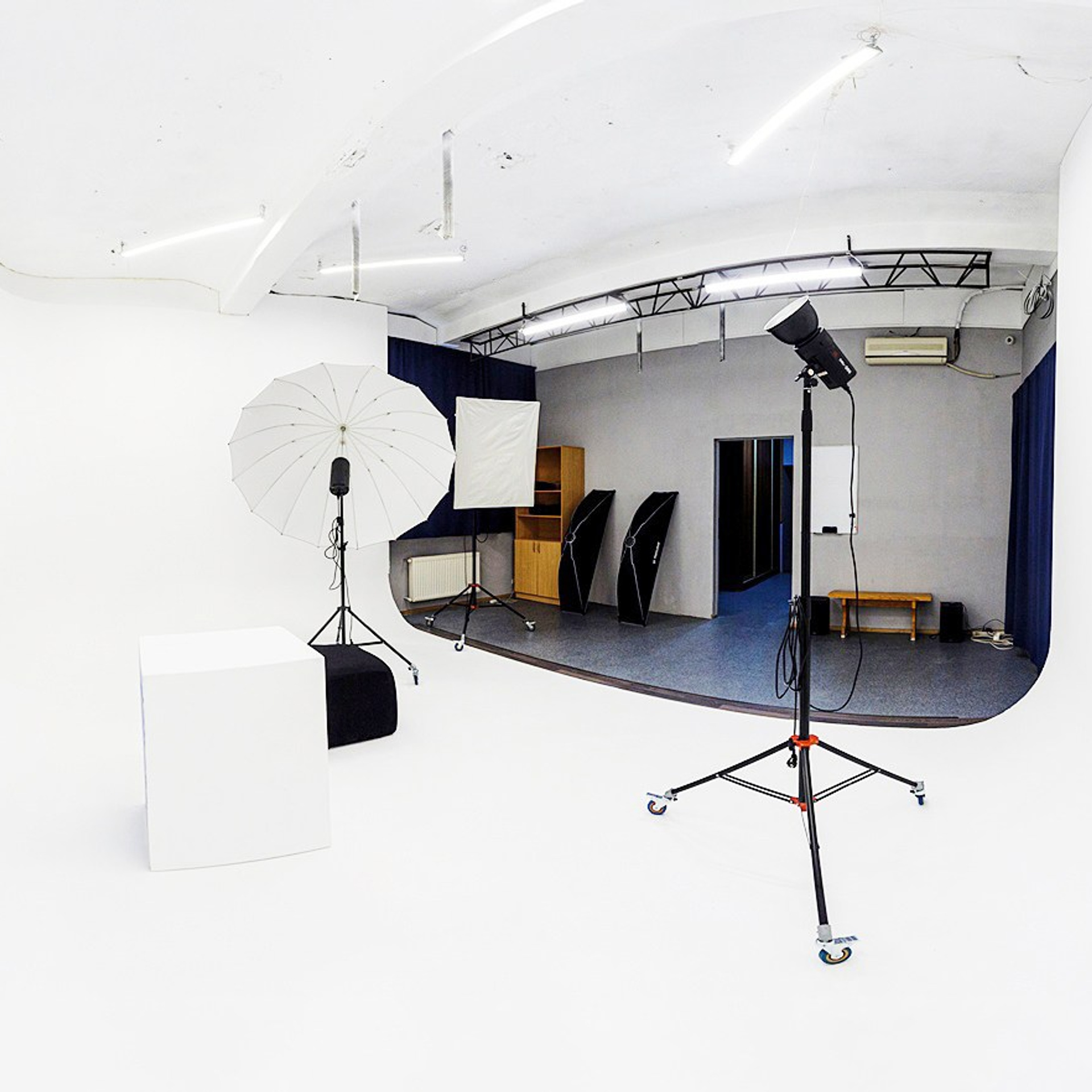 Малый зал. Интерьеры