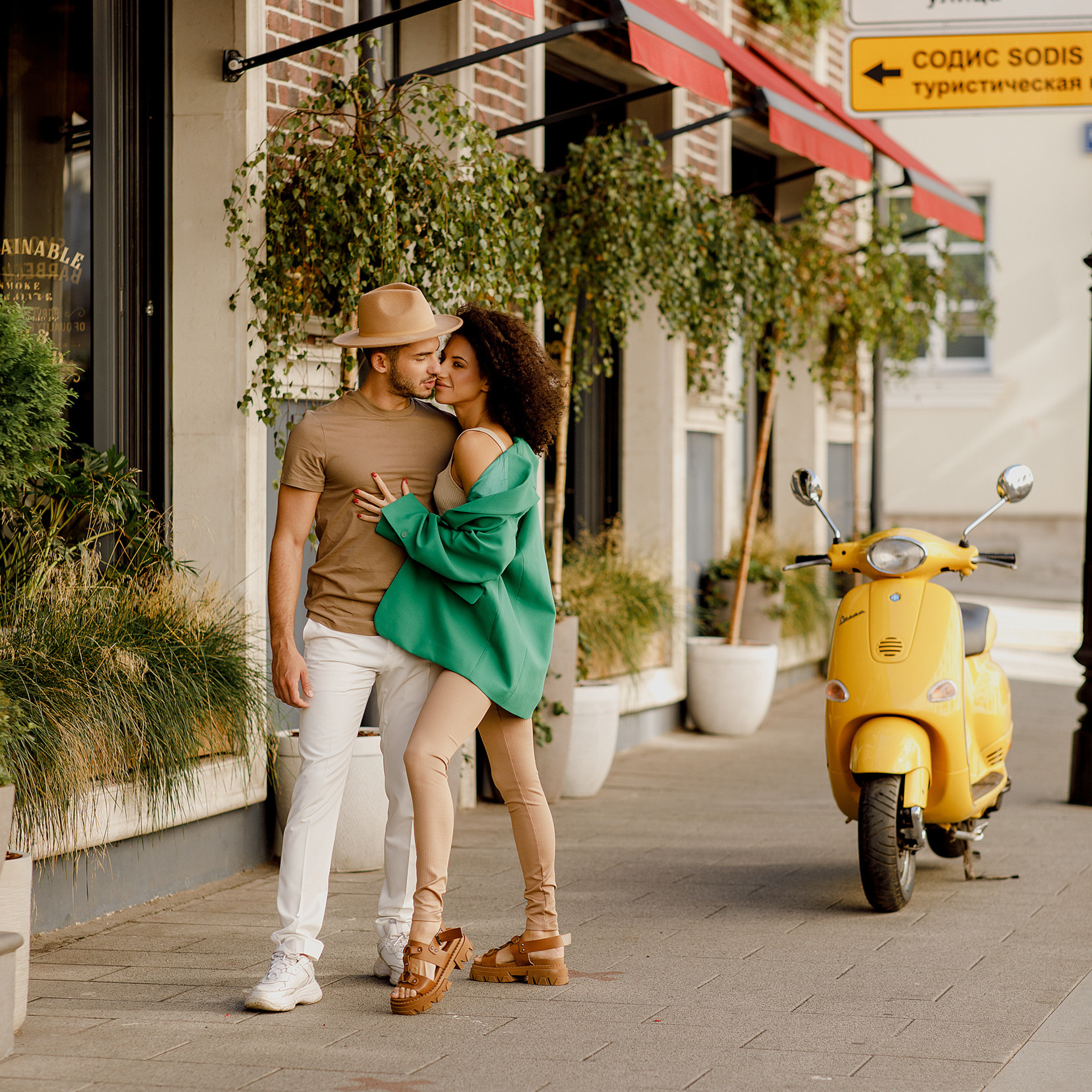 Прогулка по Москве, Артем и Вера