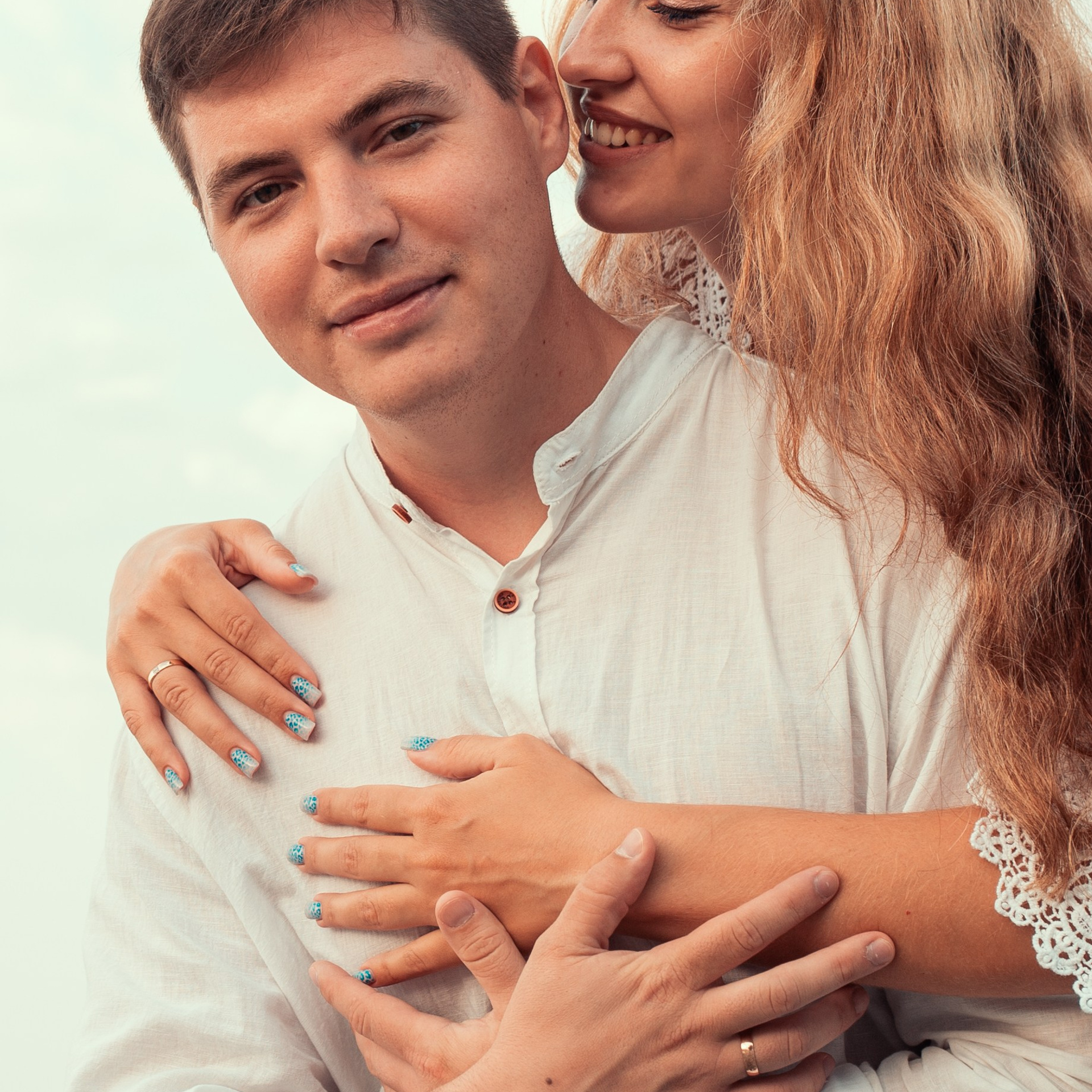 Нежные кадры на рассвете у моря в Лоо