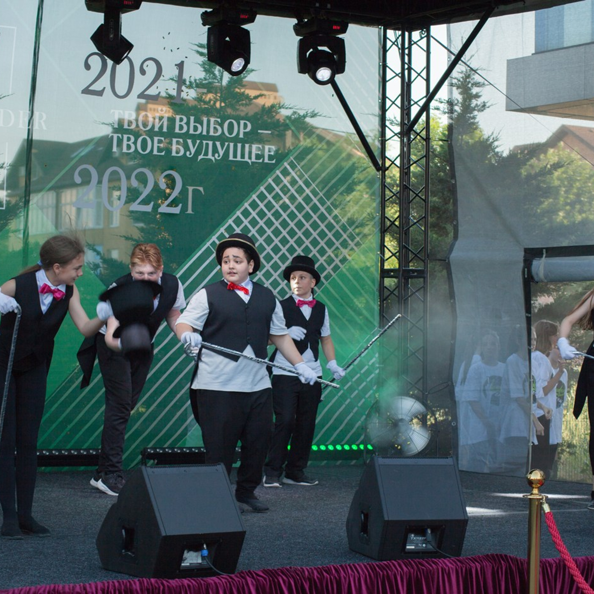 Выпускной в гимназии Лидер