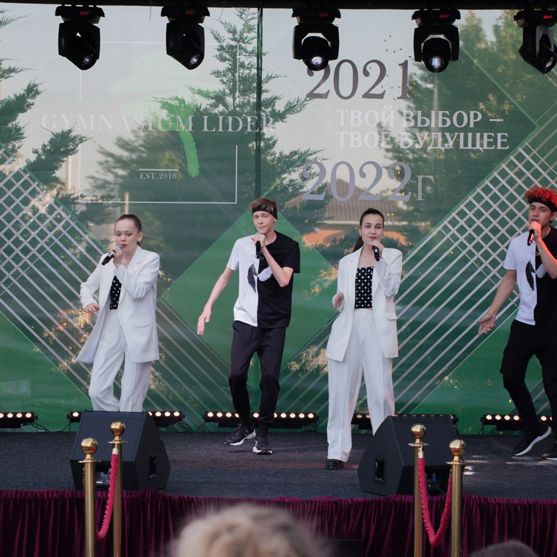 Выпускной в гимназии Лидер