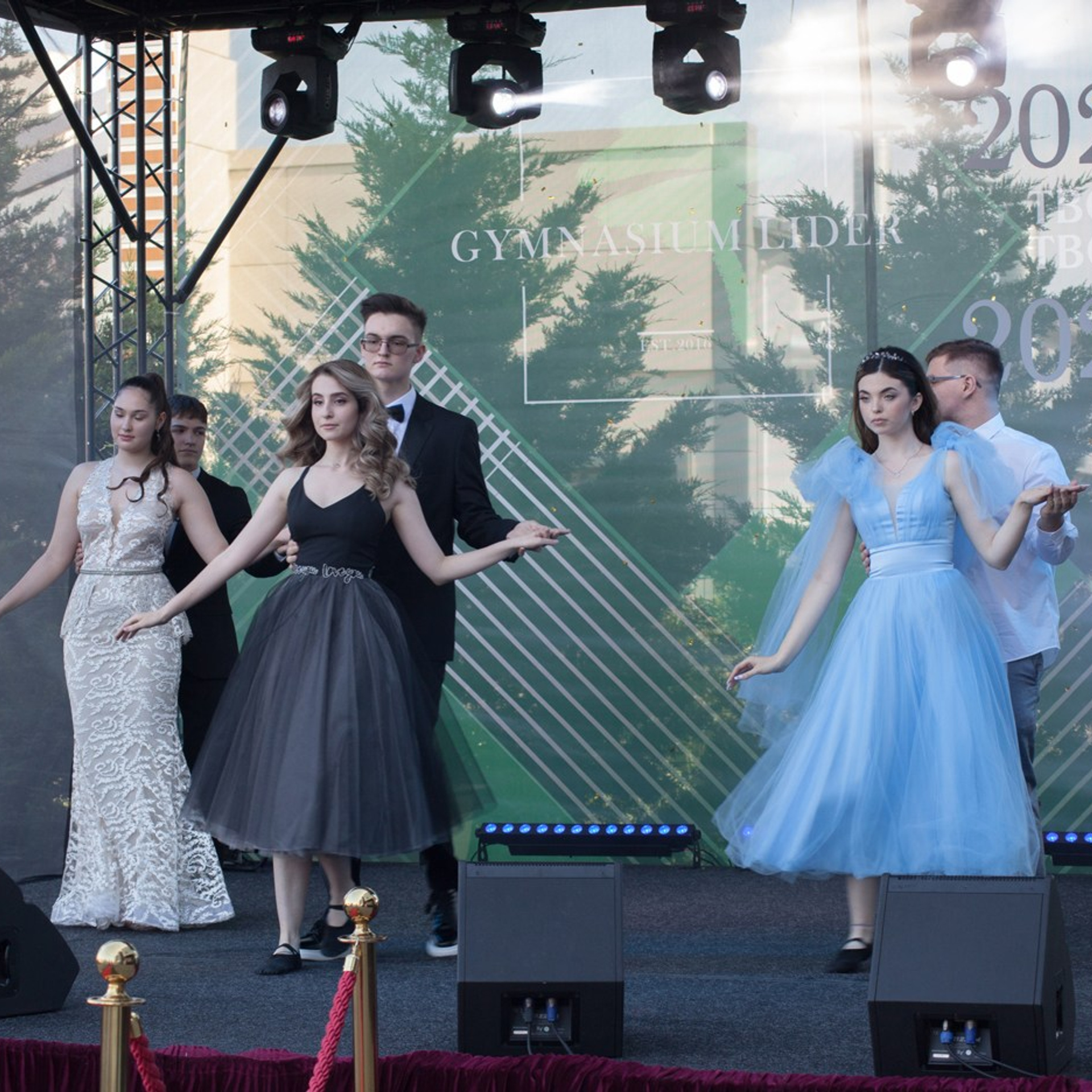 Выпускной в гимназии Лидер