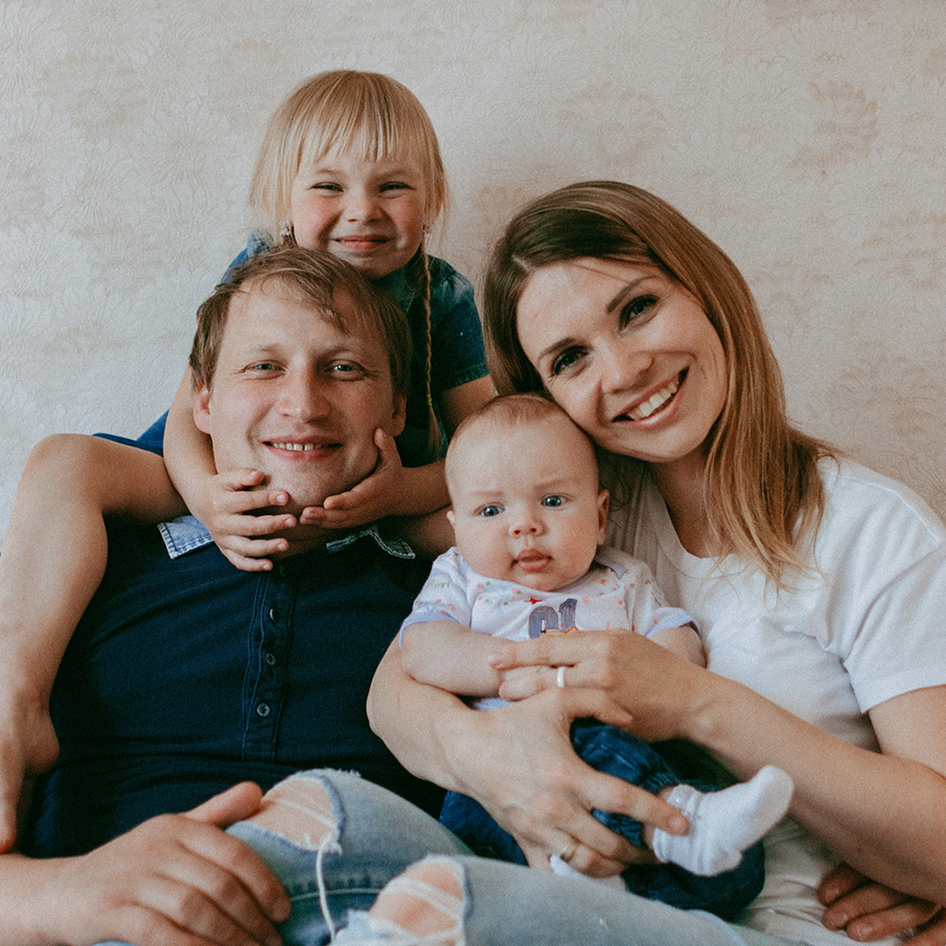 Кристина, Михаил и двое детишек))