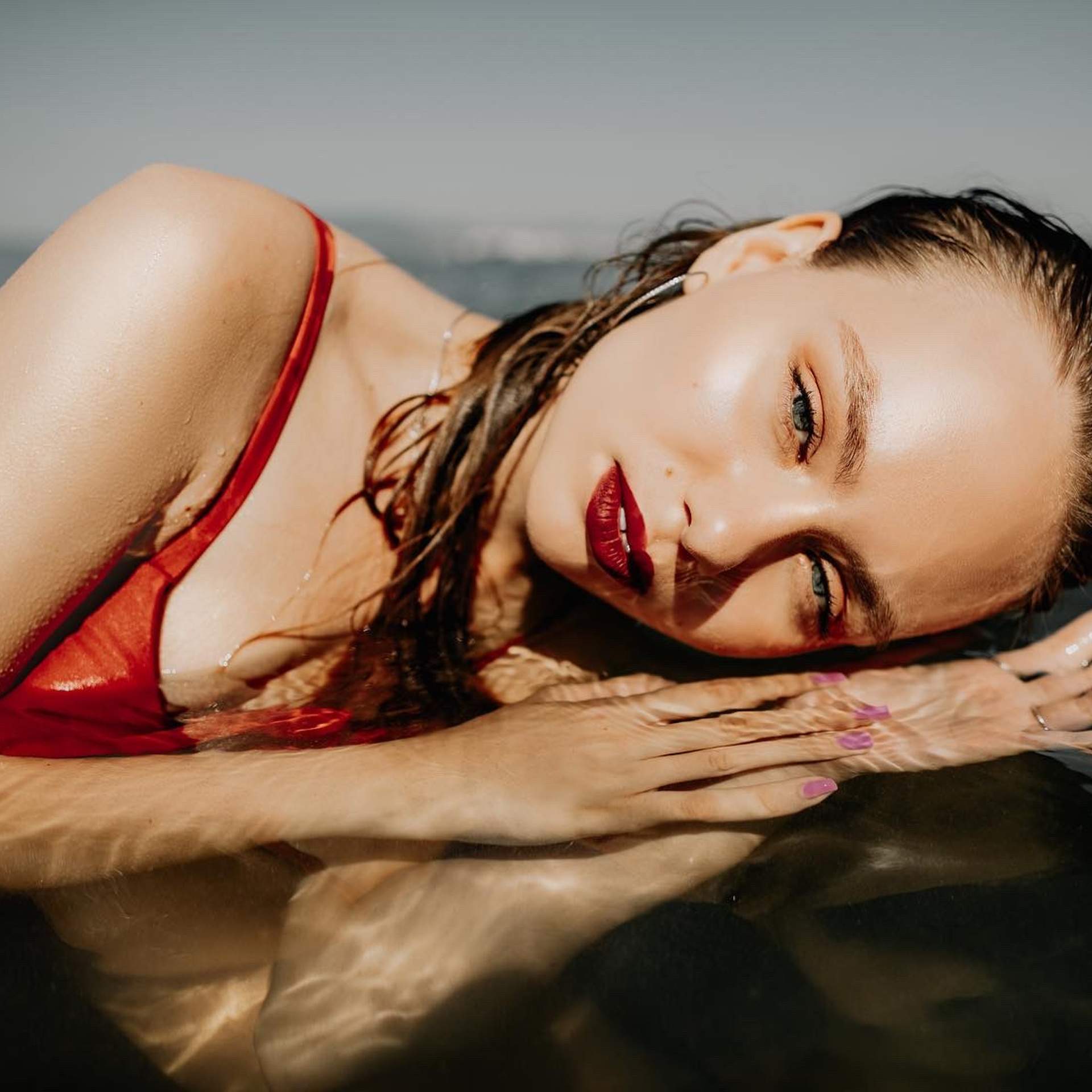 Девушка в красном