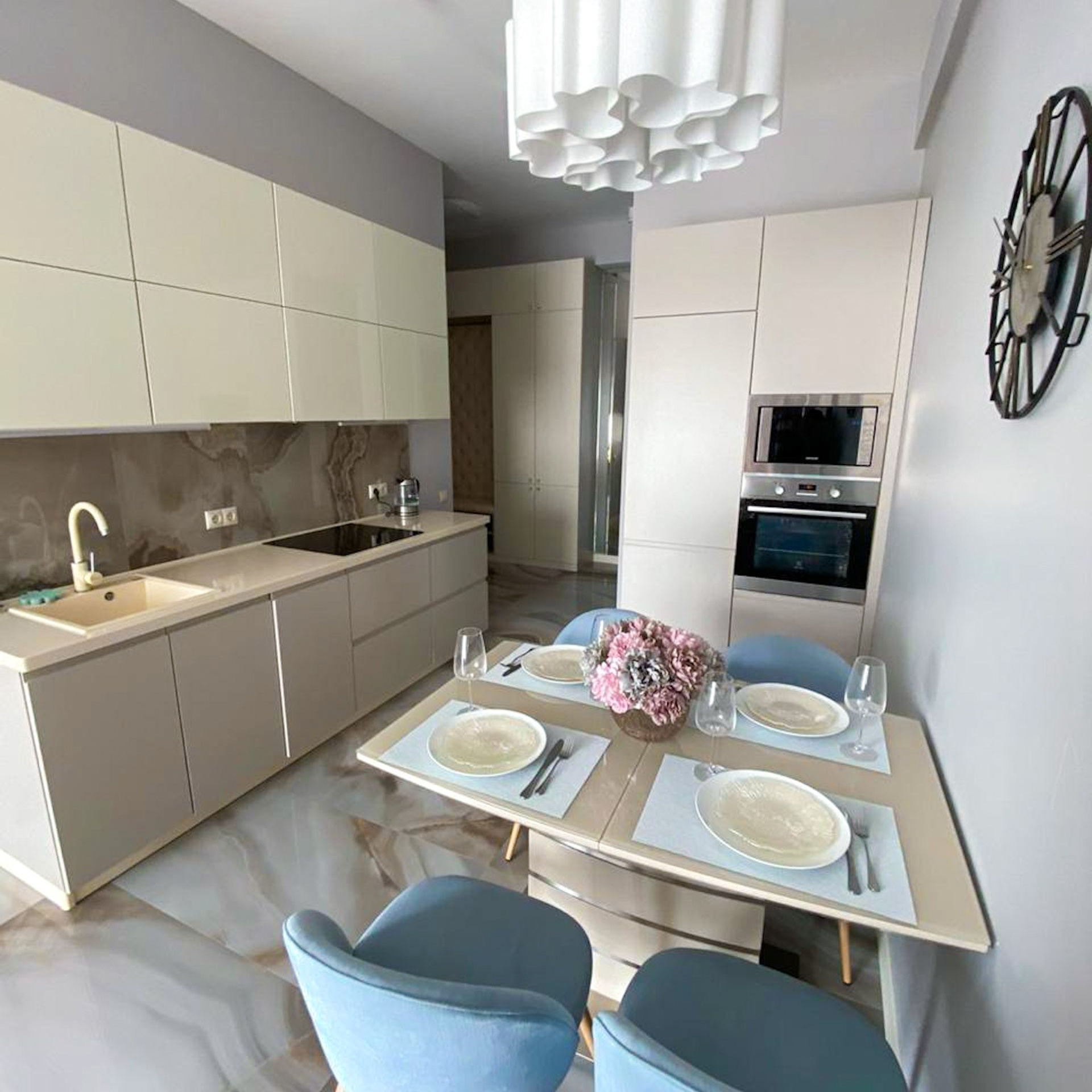 Просторная 2-комнатная квартира с дизайнерским ремонтом и видом на море!