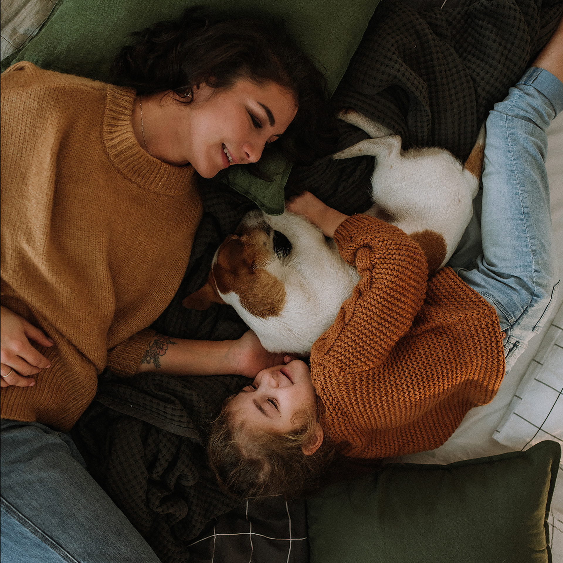 Алина, дочка София и собака