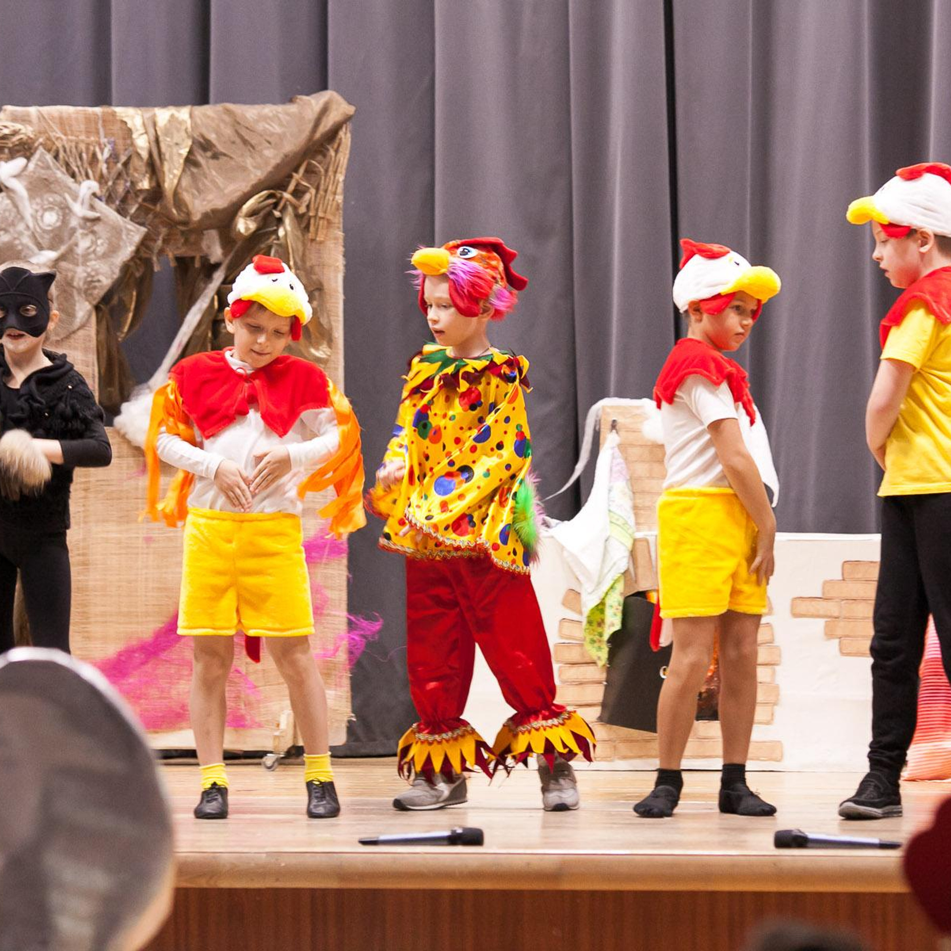 Спектакль в актовом зале школы