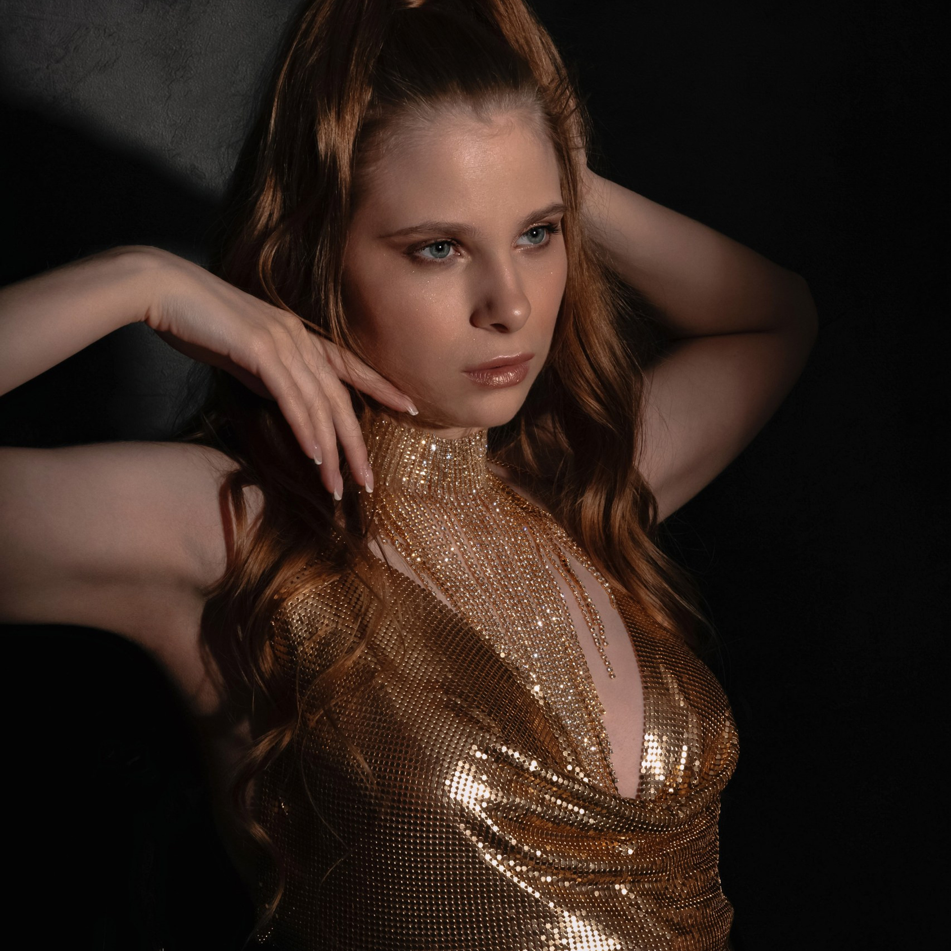 Женский портрет в темном ключе