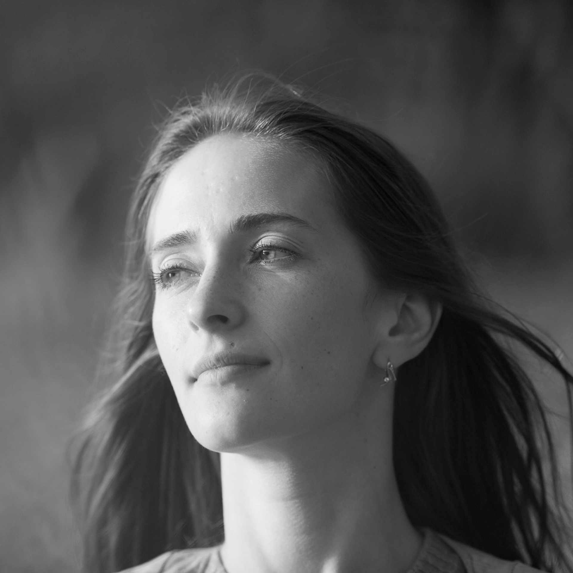 Фотопотрет красивой девушки в черно белом стиле