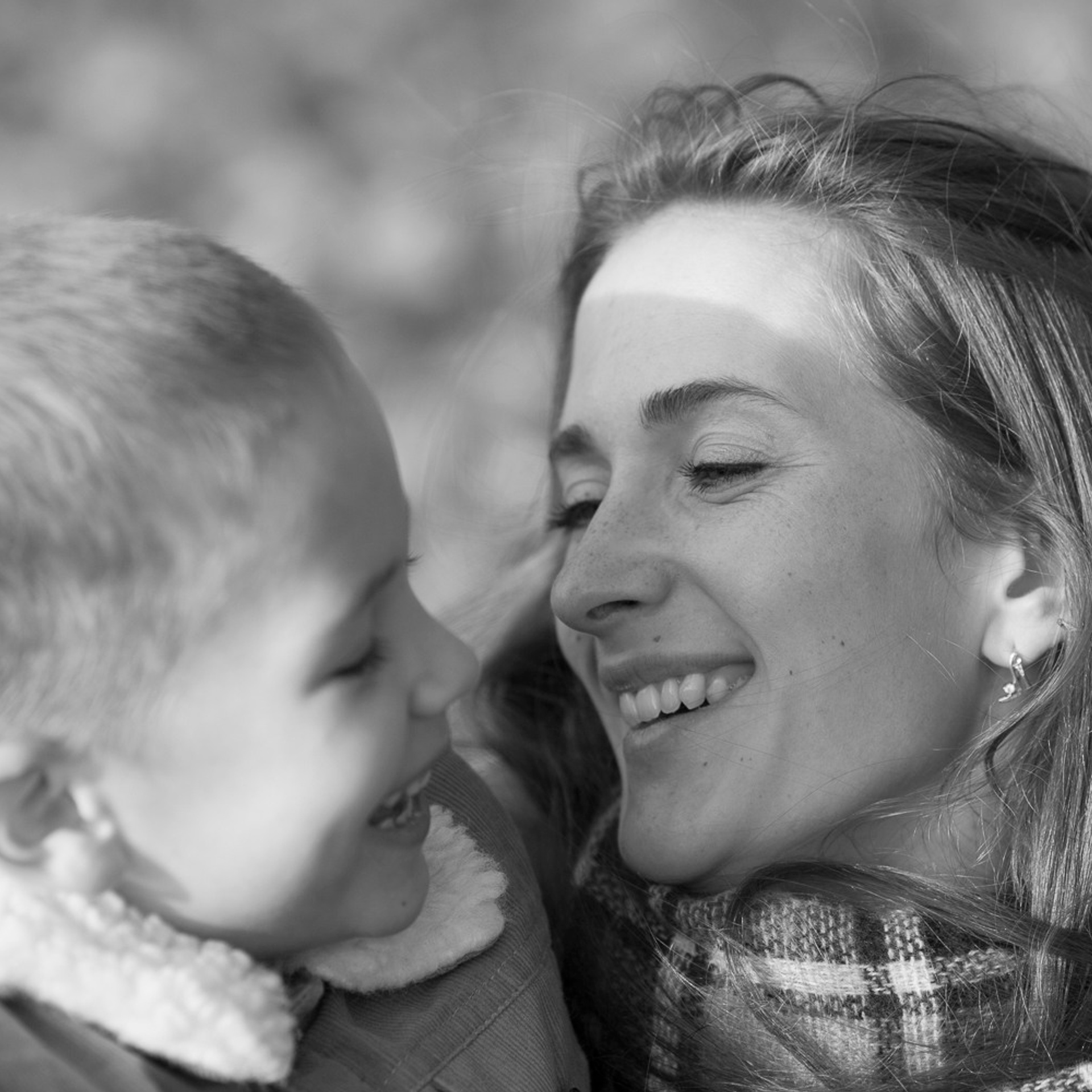 Фотосъемка семьи - мамы с сыном, с любовью и счастьем смотрят в глаза друг другу