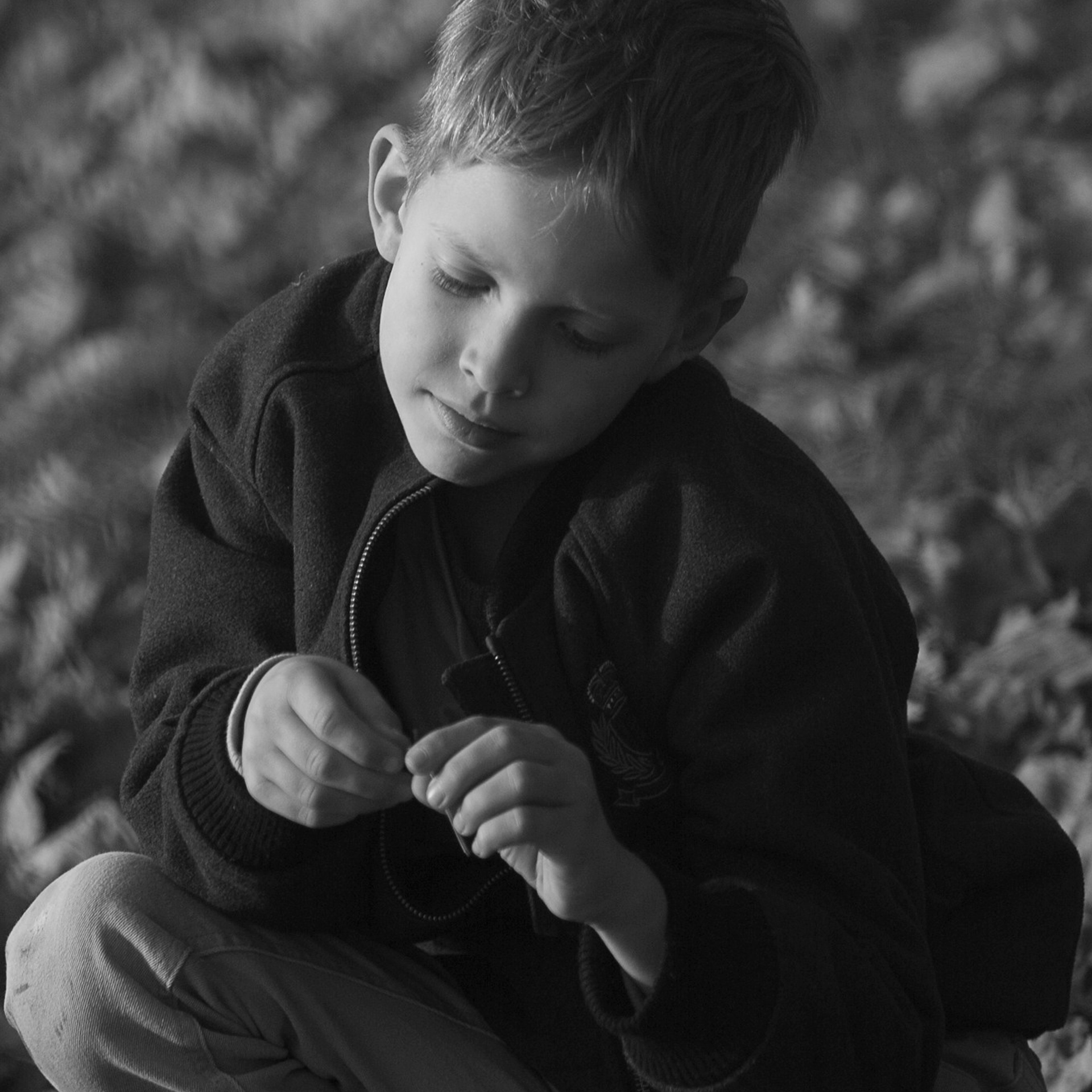 Чб фотопортрет задумчивого мальчика в ЦПКиО