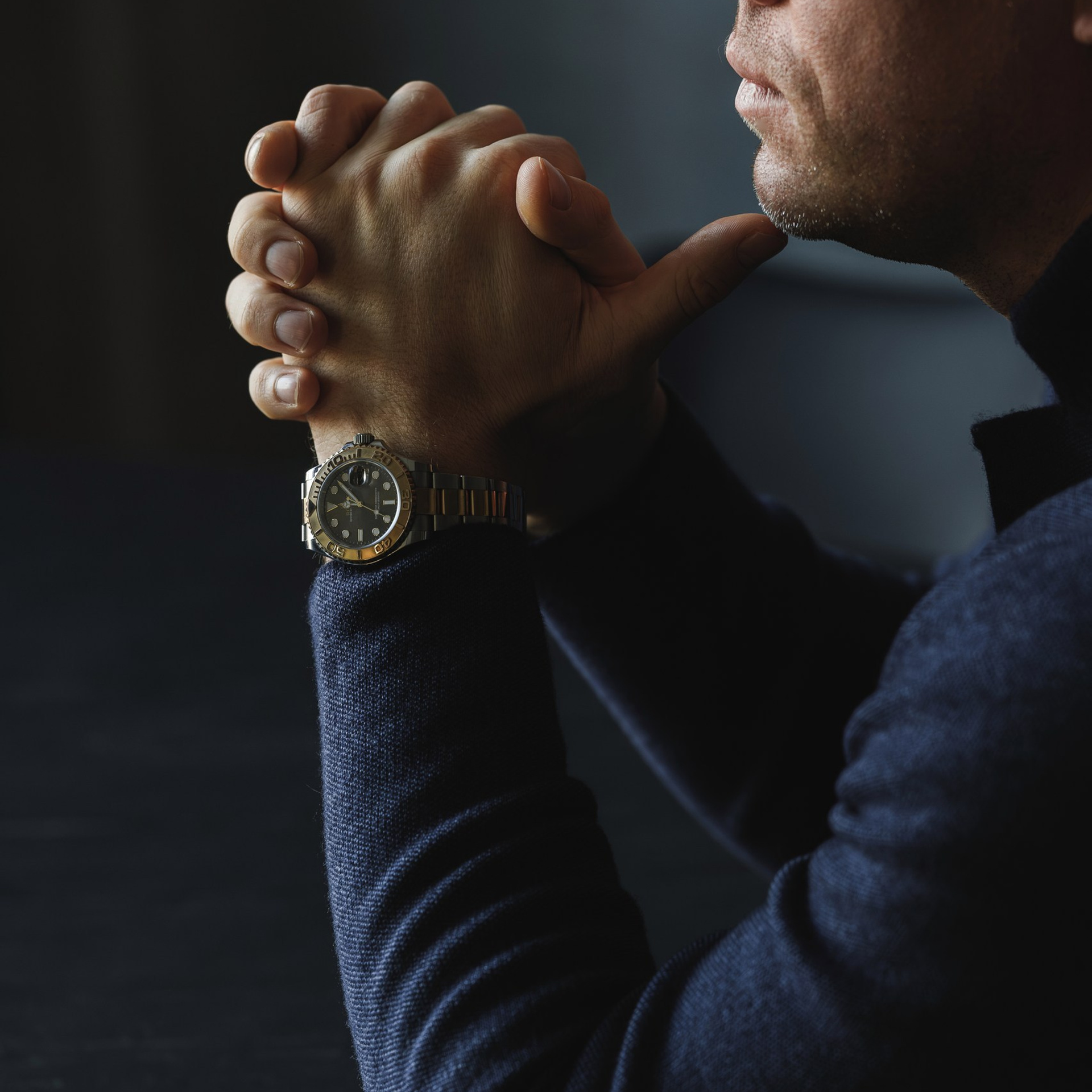 Иван Петров, дизайнер интерьеров (в квартире)