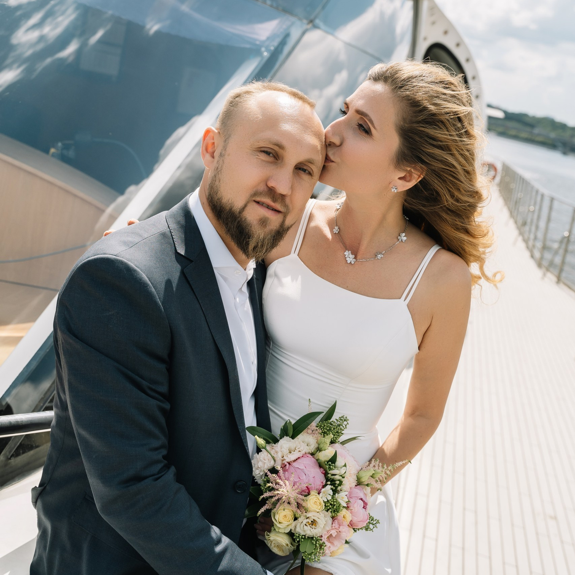 Вадим и Надежда свадебная прогулка на теплоходе Radisson