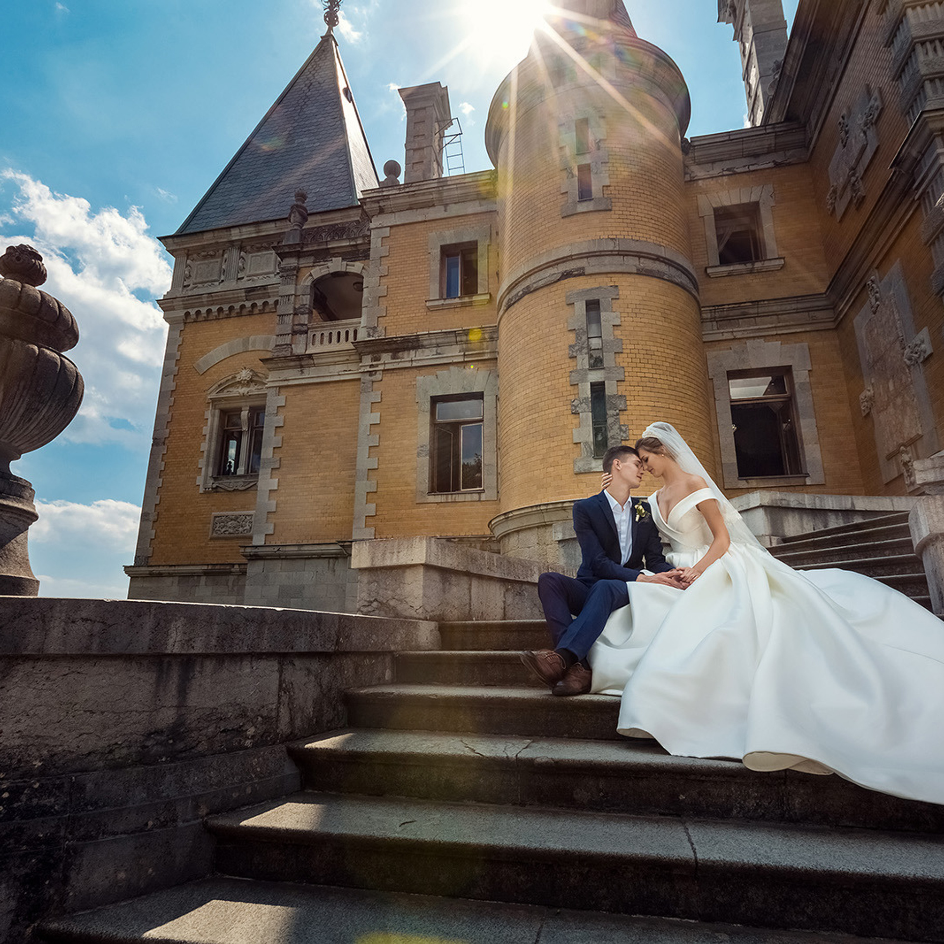 Свадебная фотосессия в Балаклаве с лошадью на природе. Свадебный фотограф, фотосъемка в Крыму, Севастополе, Симферополе, Ялте