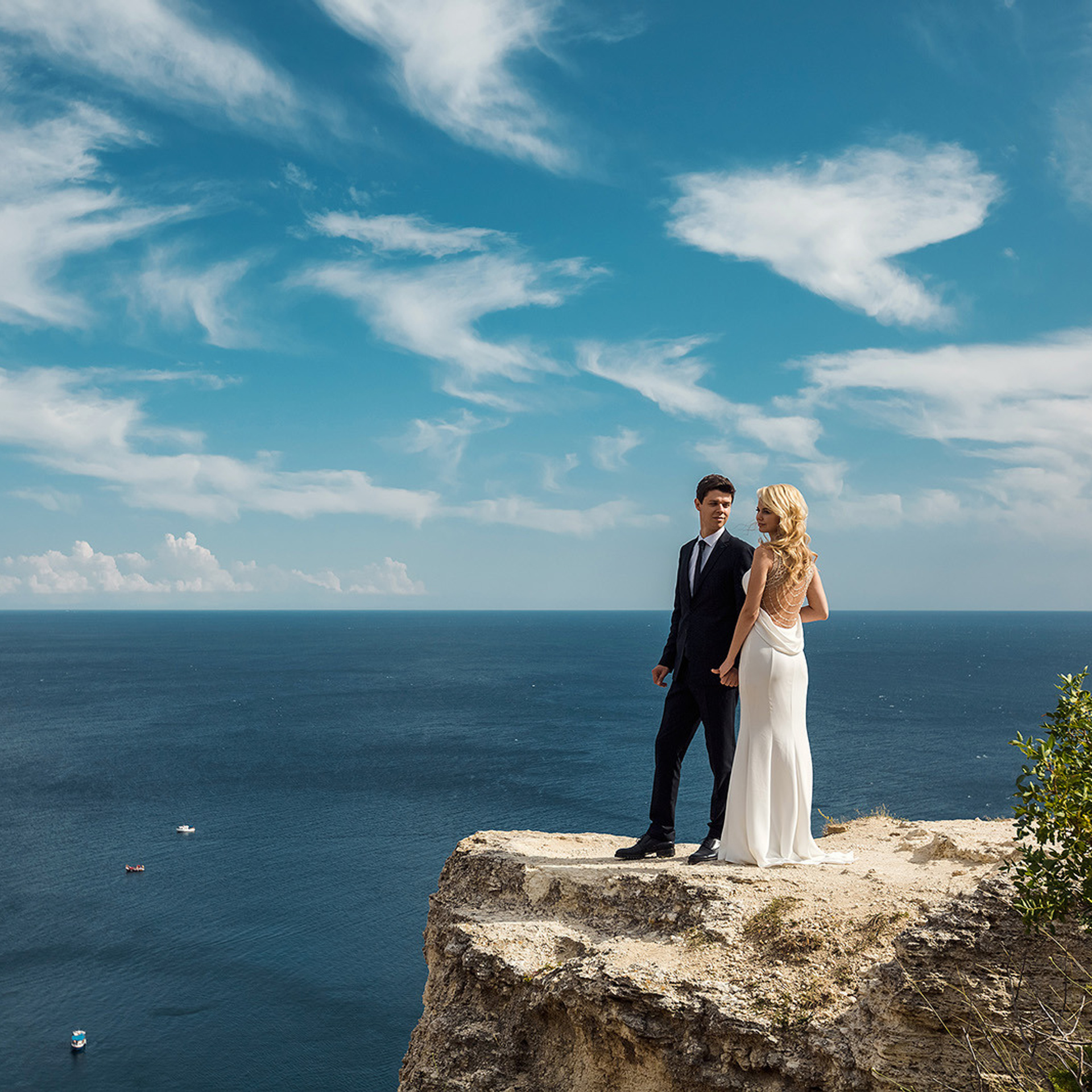 Свадебная фотосессия в Балаклаве с лошадью на природе. Свадебный фотограф, фотосъемка в Крыму, Севастополе, Симферополе, Ялте