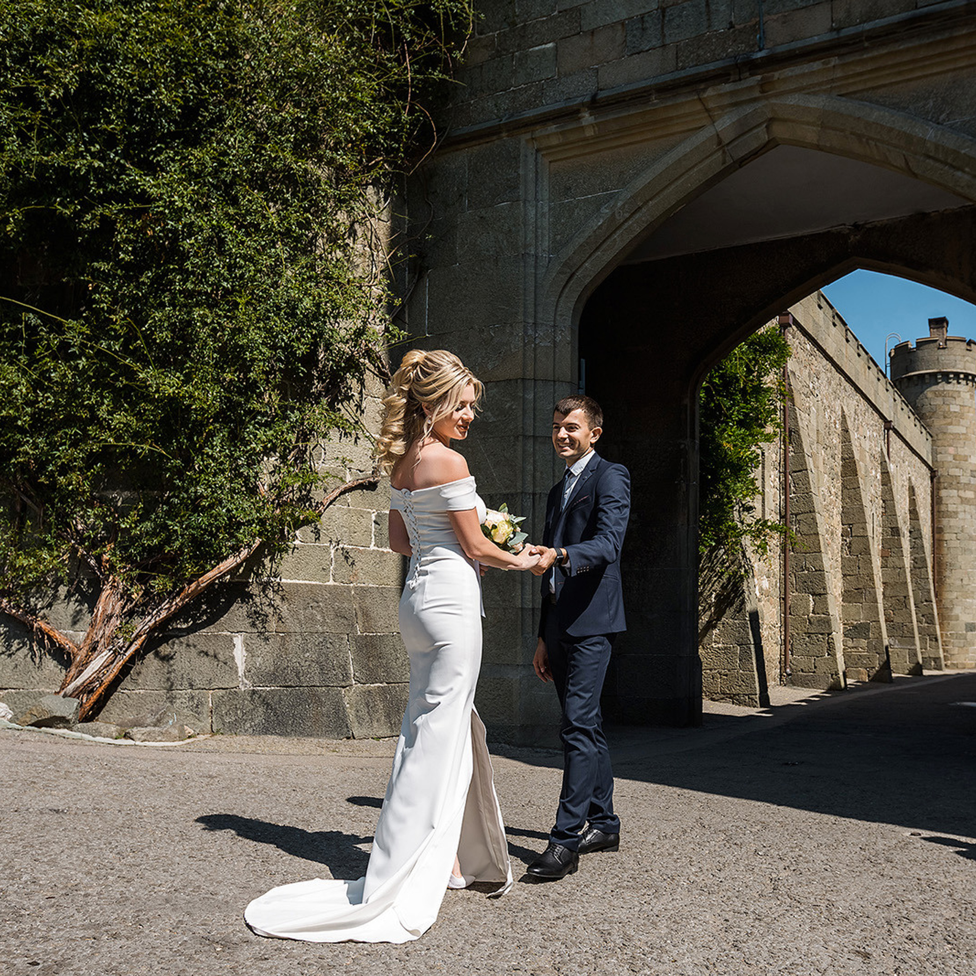 Свадебная фотосессия в Балаклаве с лошадью на природе. Свадебный фотограф, фотосъемка в Крыму, Севастополе, Симферополе, Ялте