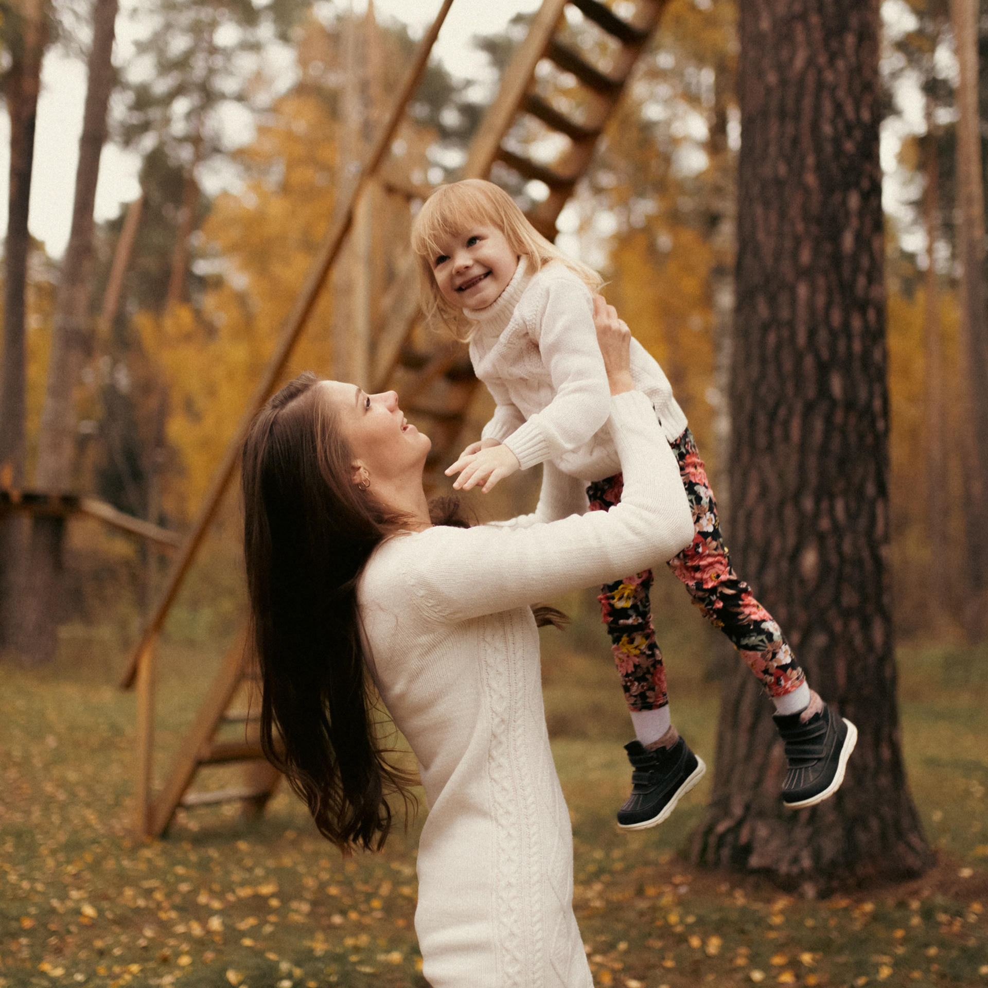 Мама, дочка и осень
