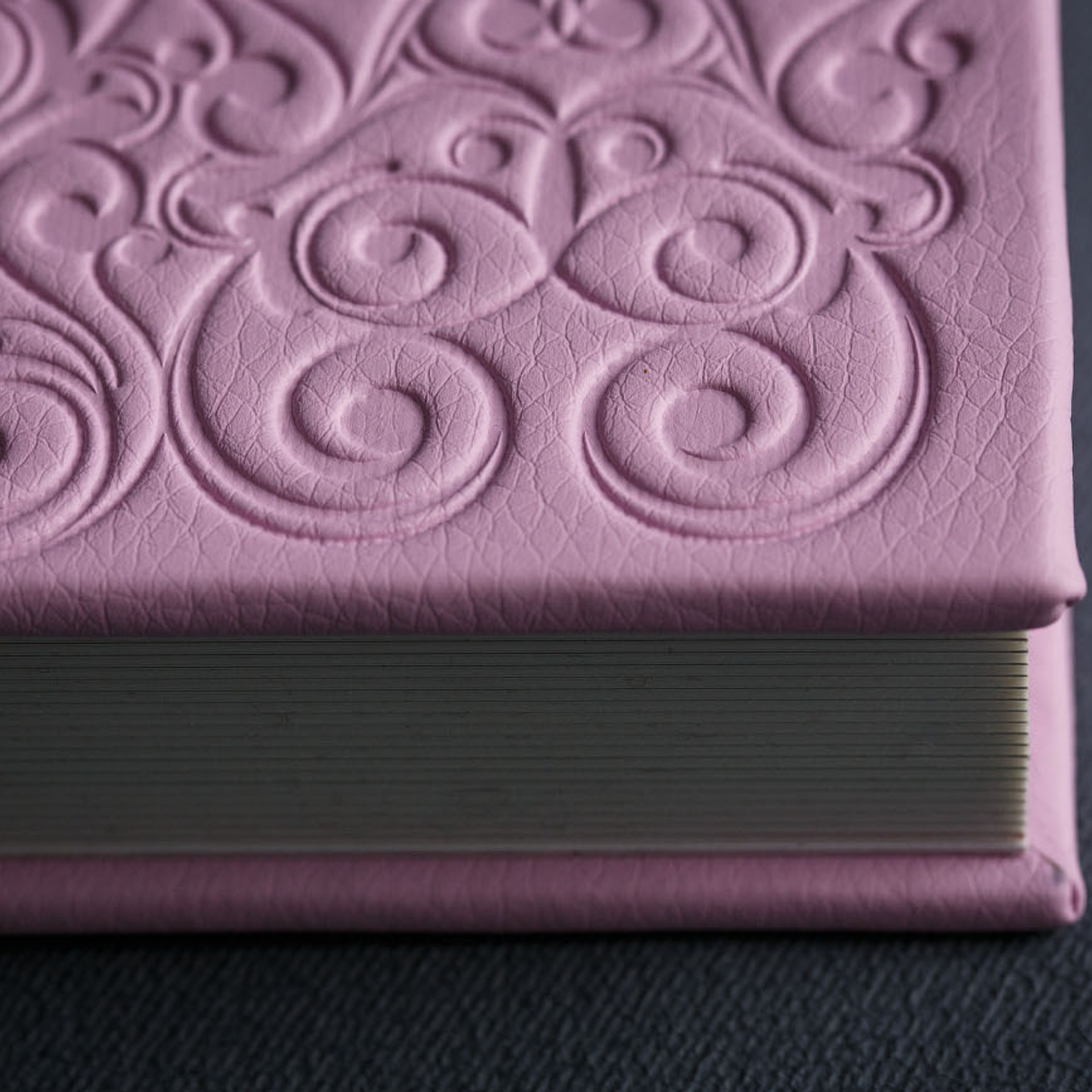 Фотокнига с тиснением и фотовставкой на холсте. Фотограф в Москве Татьяна Байкова