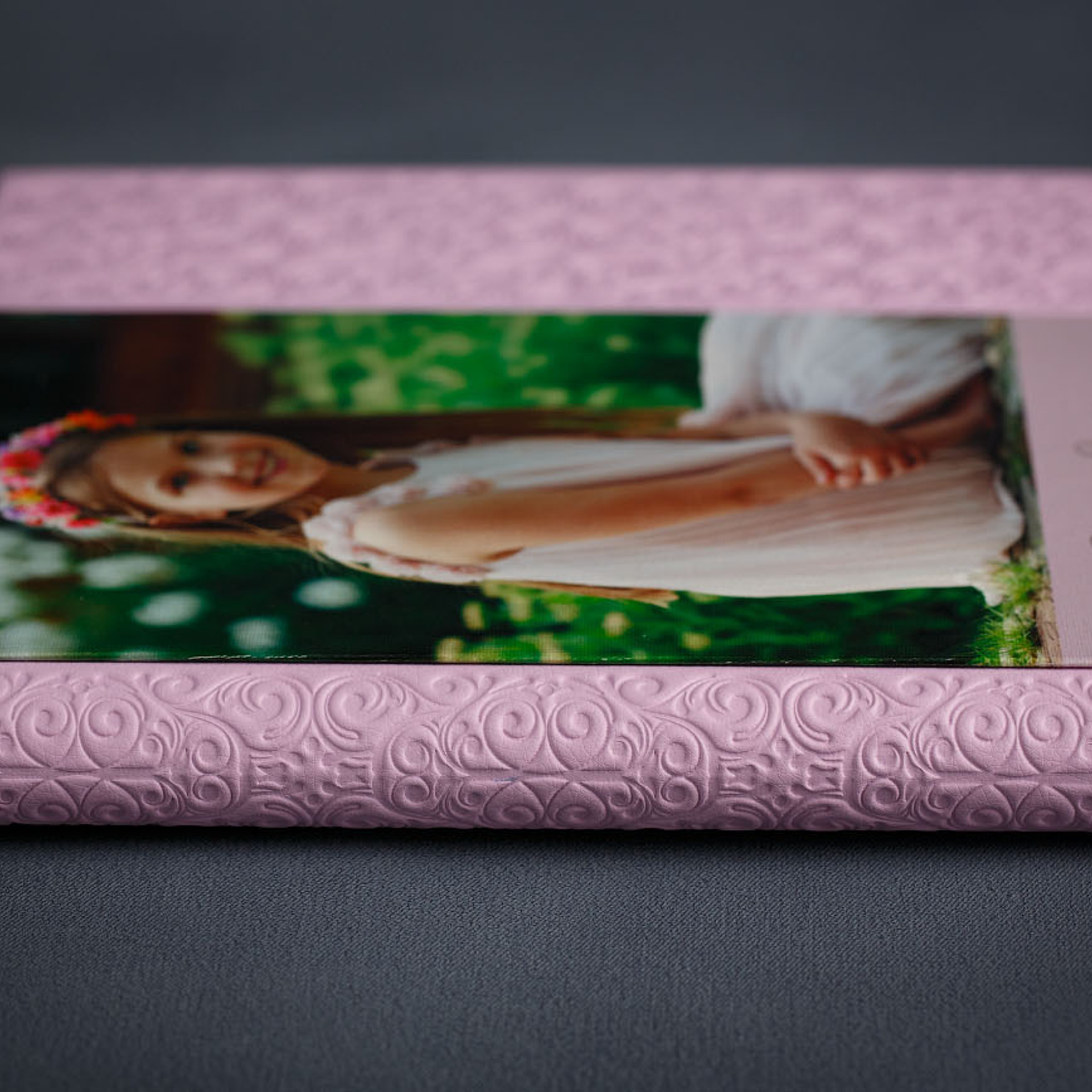 Фотокнига с тиснением и фотовставкой на холсте. Фотограф в Москве Татьяна Байкова