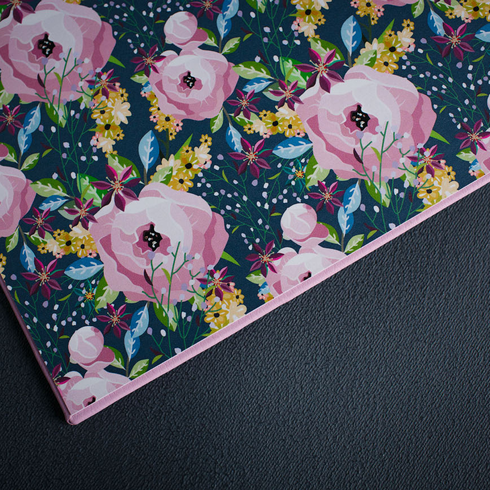 Фотокнига с тиснением и фотовставкой на холсте. Фотограф в Москве Татьяна Байкова