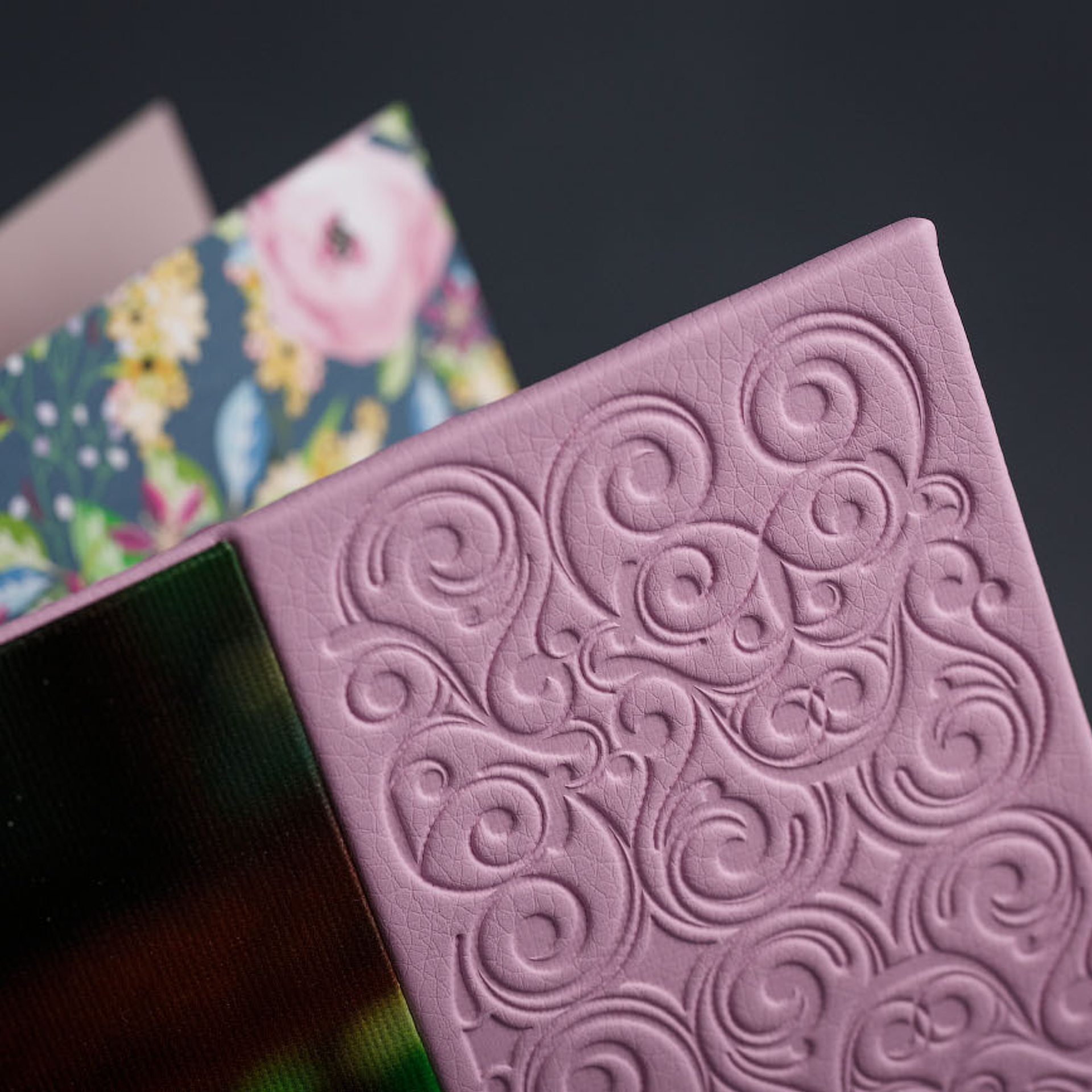 Фотокнига с тиснением и фотовставкой на холсте. Фотограф в Москве Татьяна Байкова