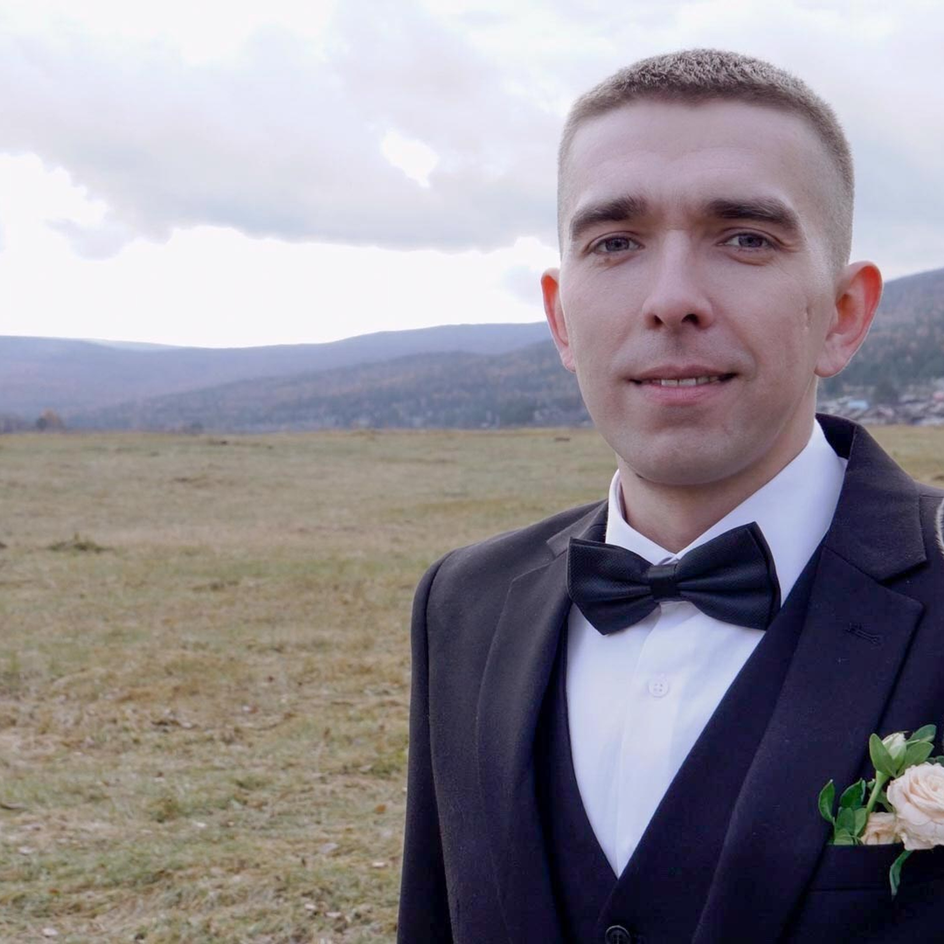 мужчина смотрит в камеру 