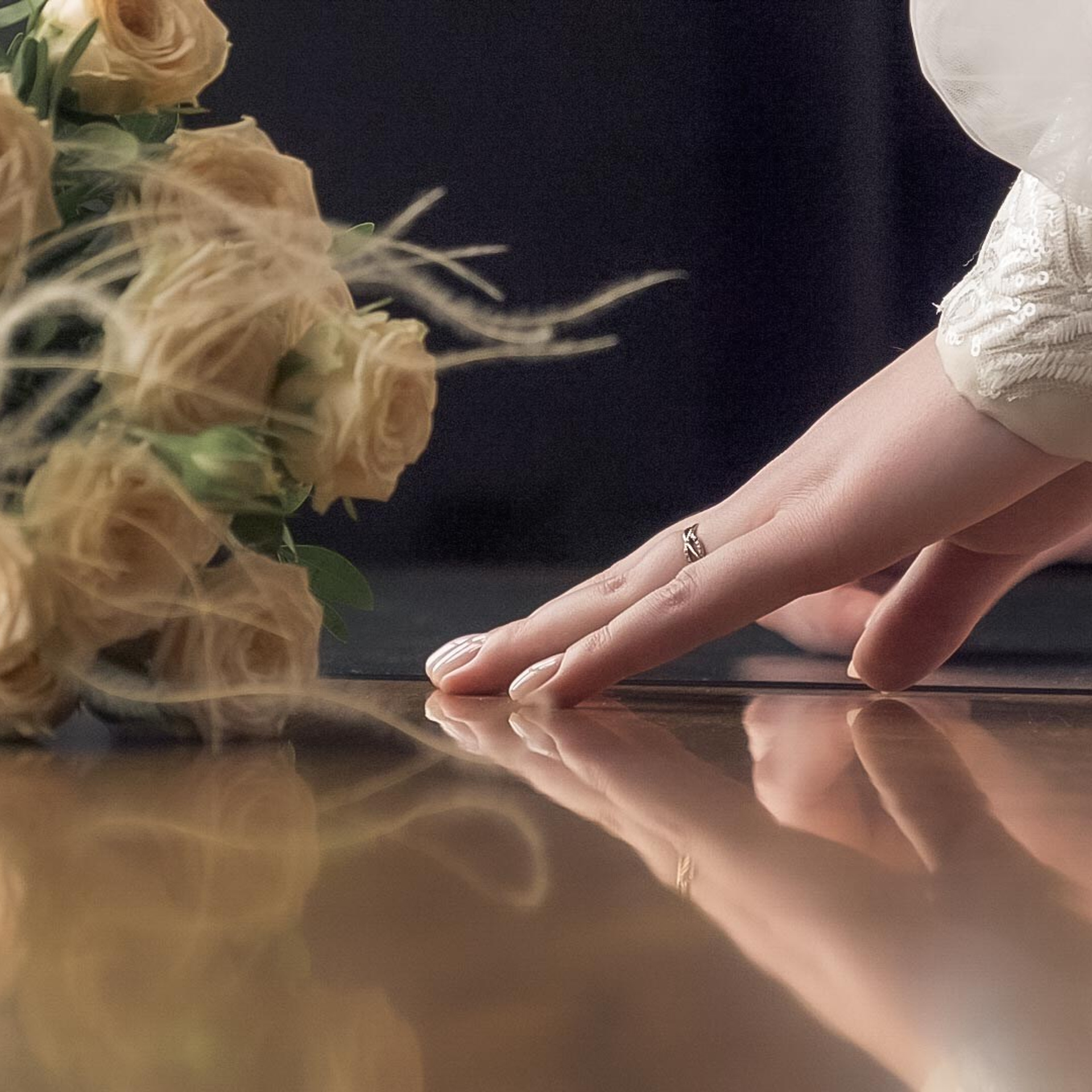 рука невесты на столе с цветами