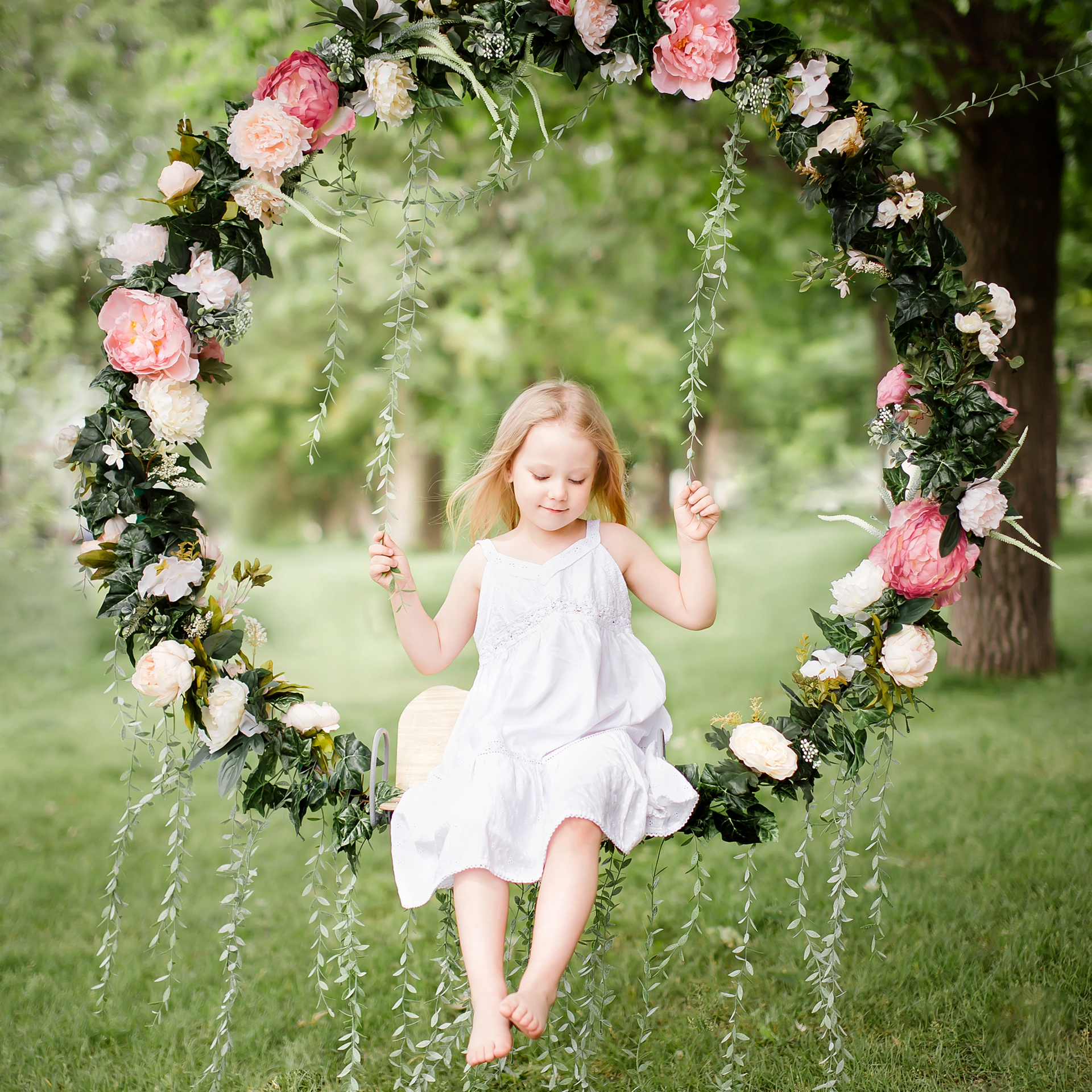 Цветочные качели