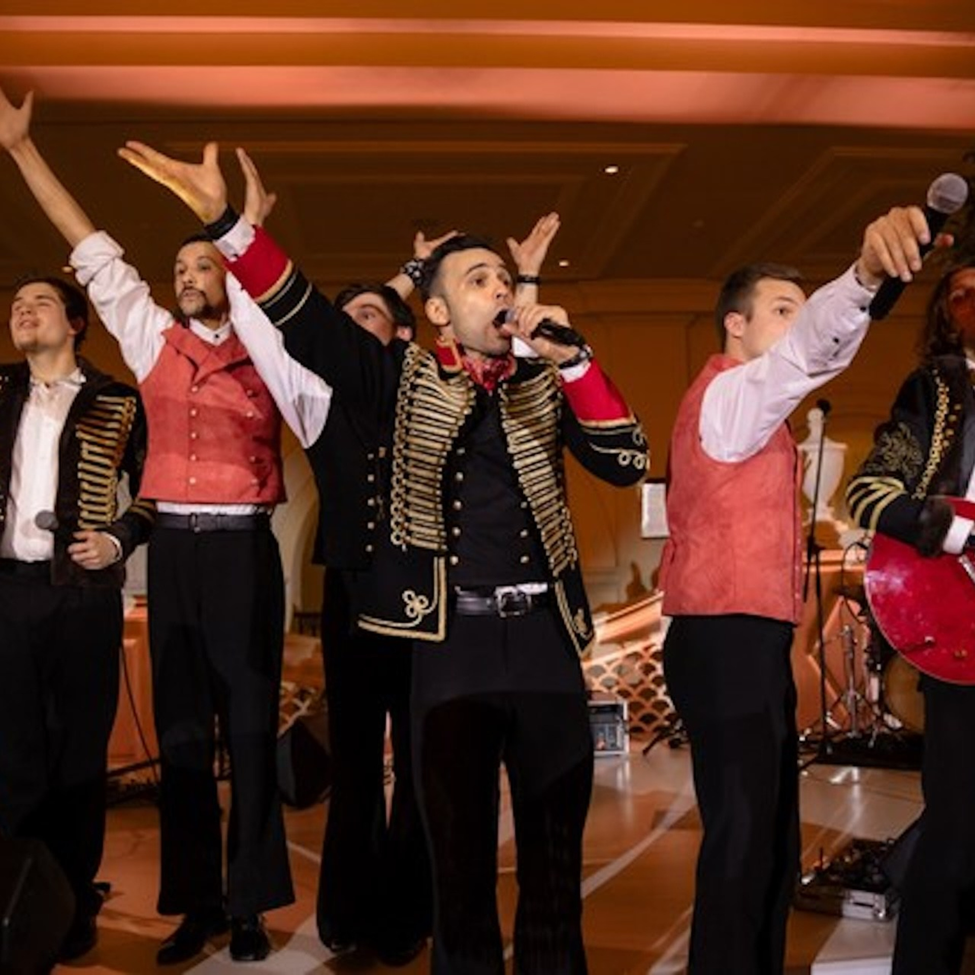 Зажжение новогодней елки в отеле Four seasons