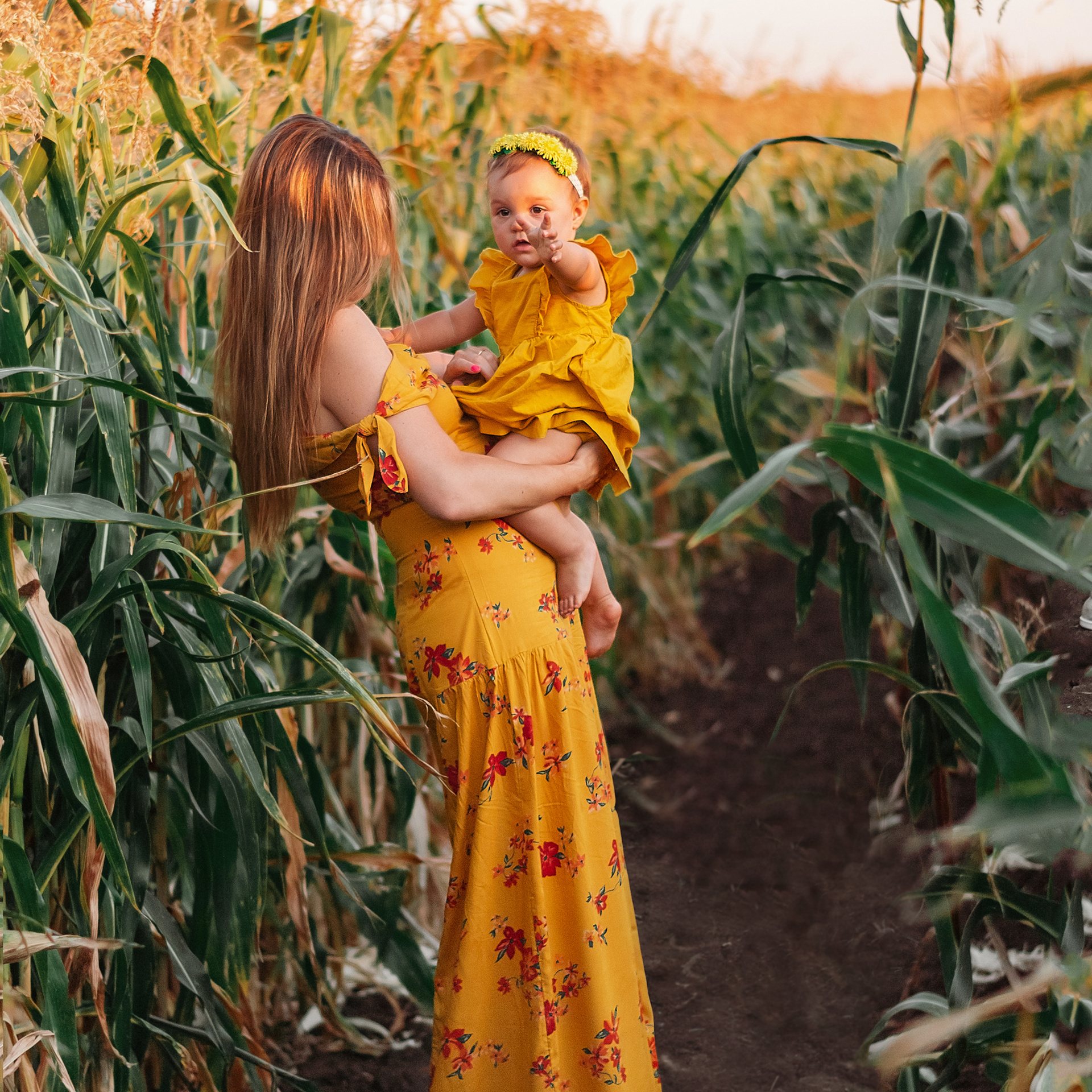 Малышка Ниночка в кукурузе