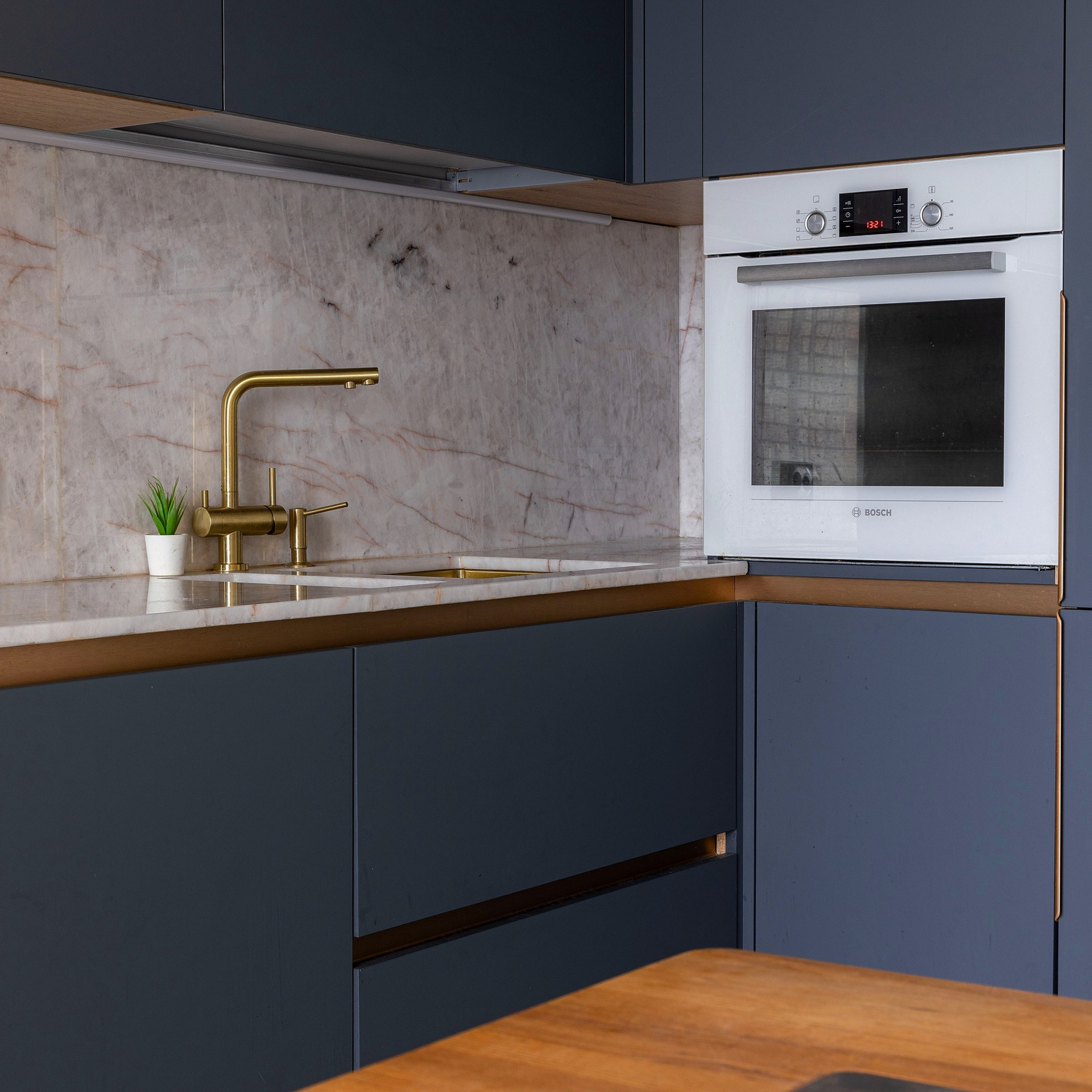 Фотосъёмка кухонного гарнитура и стола. Интерьерный фотограф в Санкт-Петербурге, Ленинградской области и в Москве Николай Щербаков