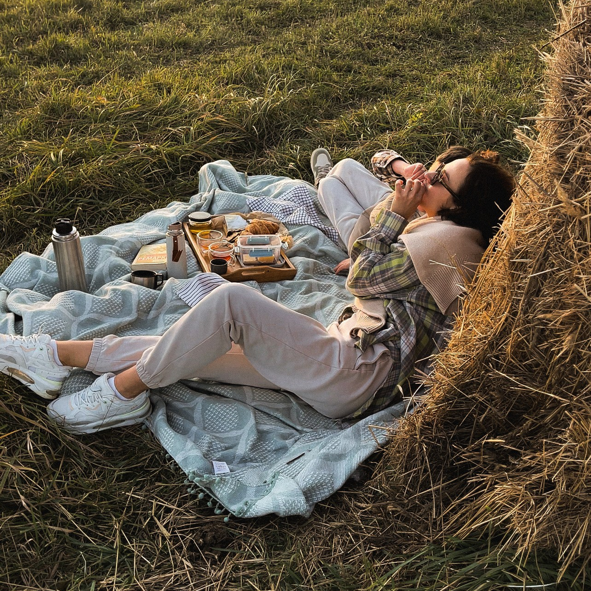 Марьяна в поле. Мобильный фотограф Владивосток