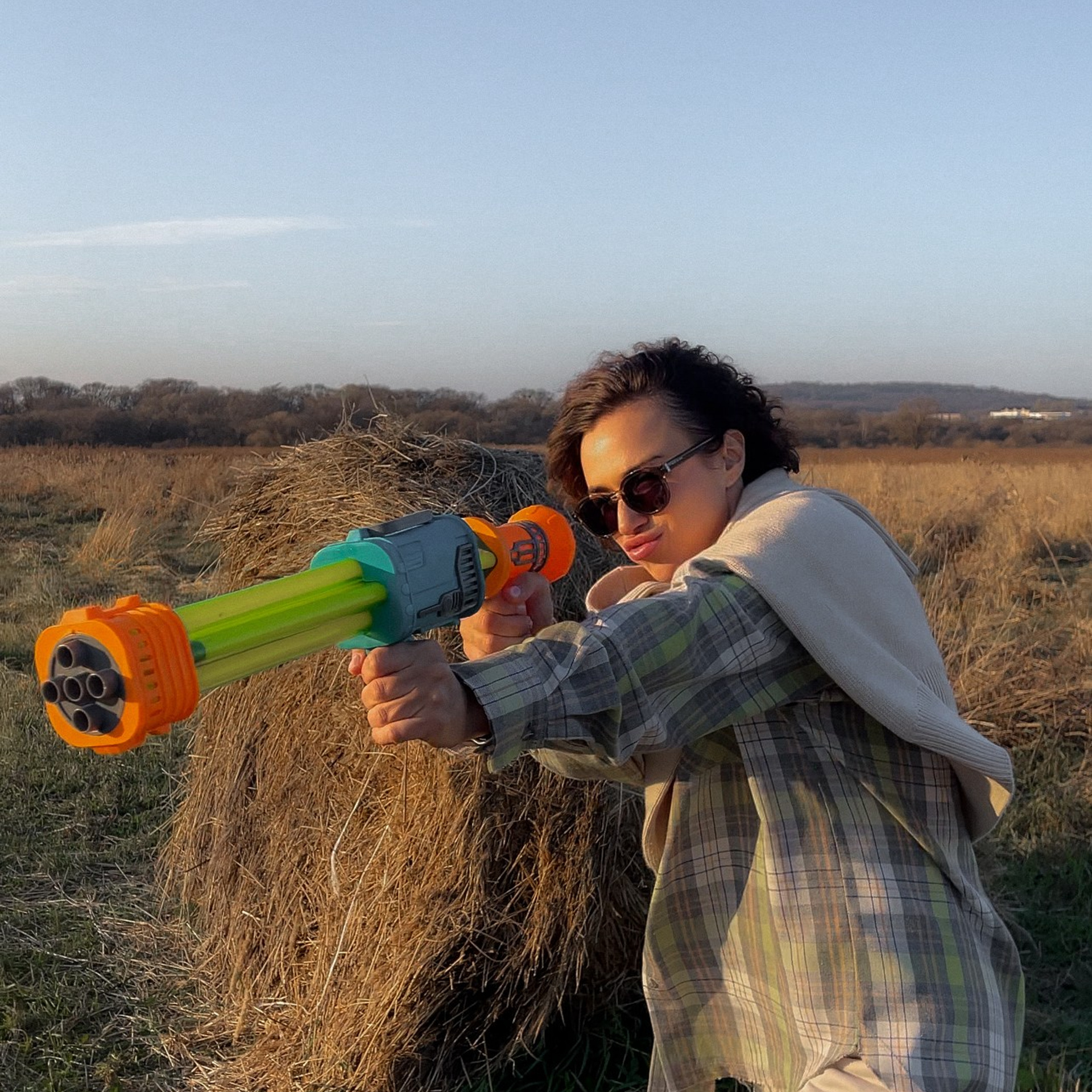 Марьяна в поле. Мобильный фотограф Владивосток