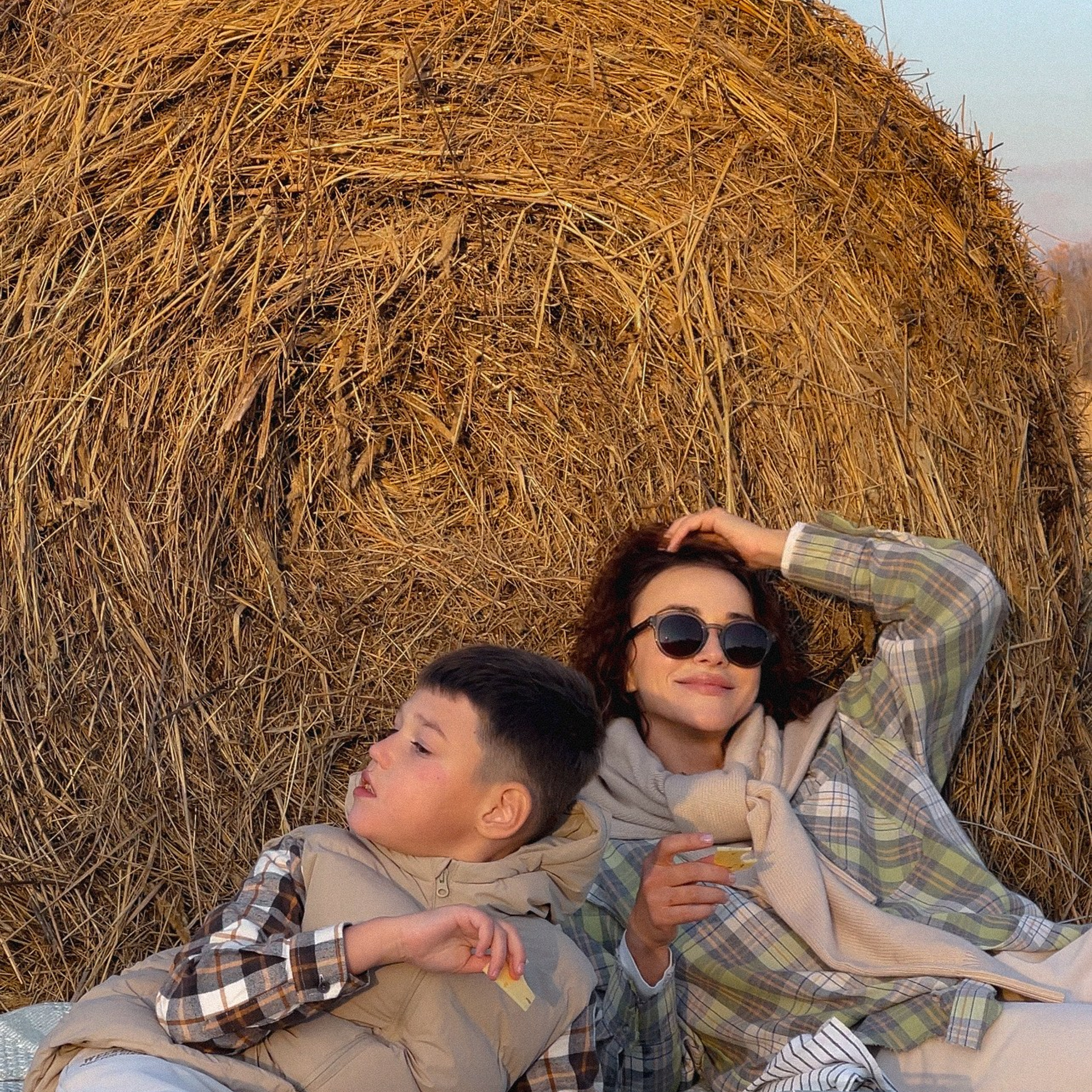 Марьяна в поле. Мобильный фотограф Владивосток