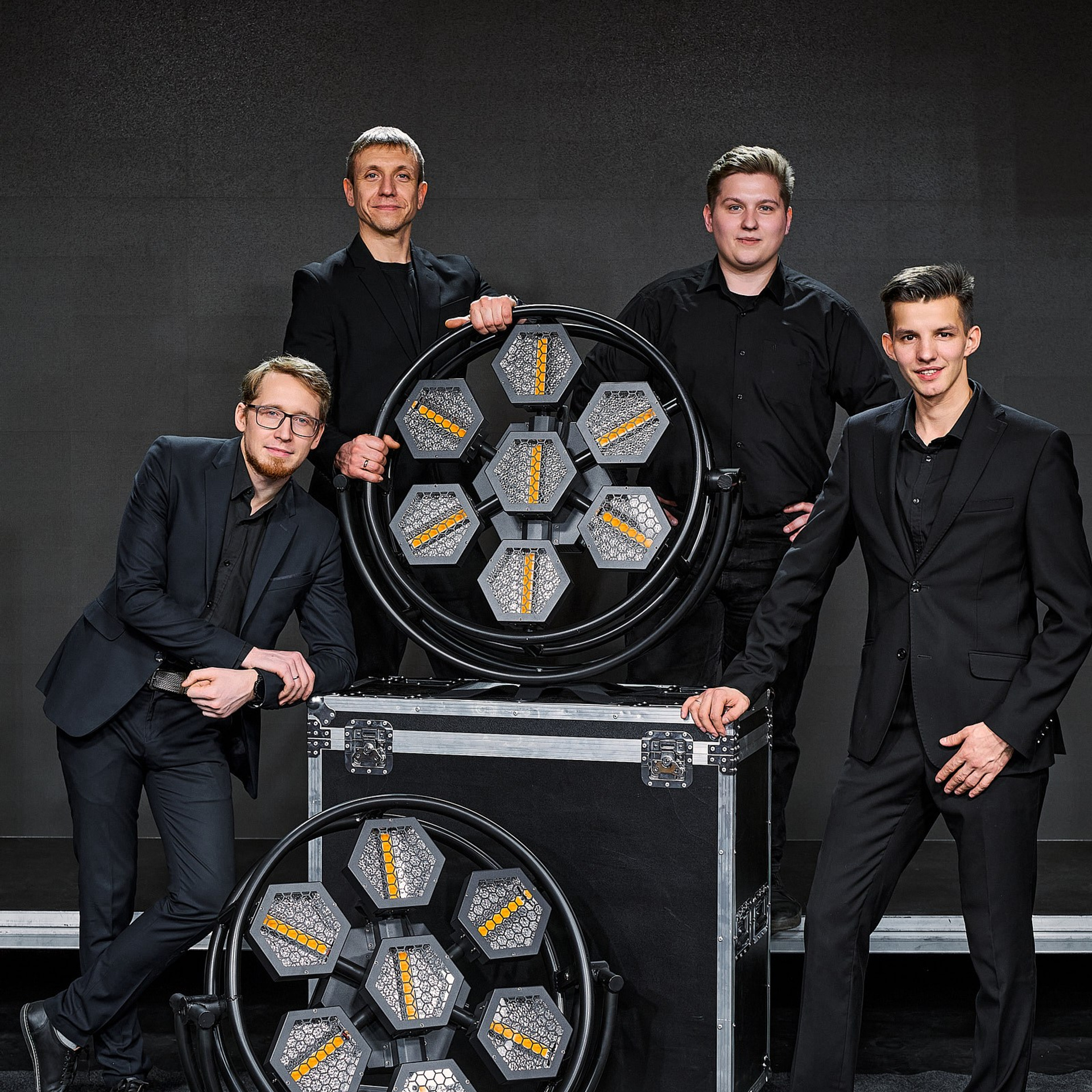 Команда Изи-Шоу (На белом фоне и в рабочей обстановке). Профессиональный фотограф в Екатеринбурге Константин Зарипов