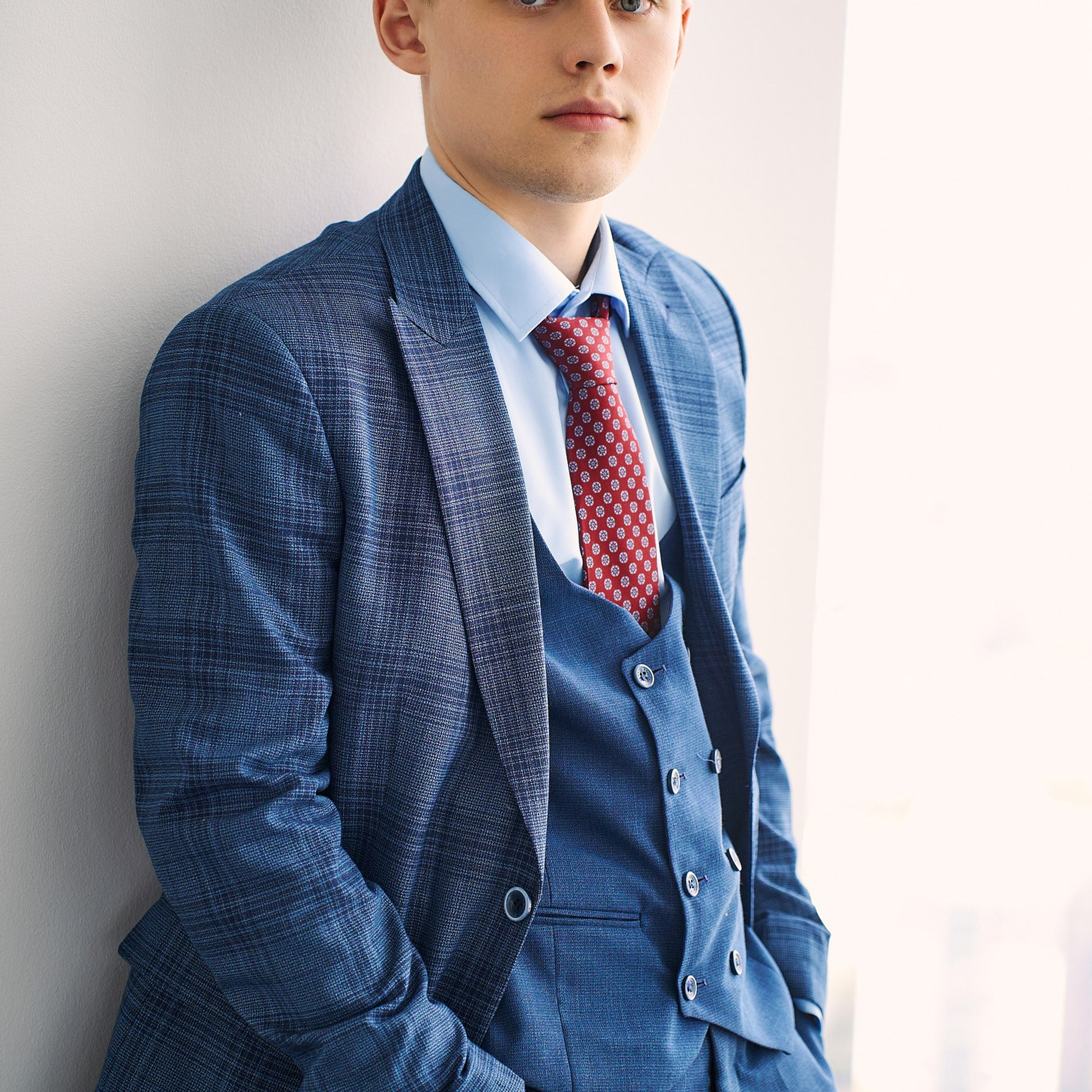 Группа компаний Априори (Портреты на белом фоне и в интерьерах + командные фото). Профессиональный фотограф в Екатеринбурге Константин Зарипов