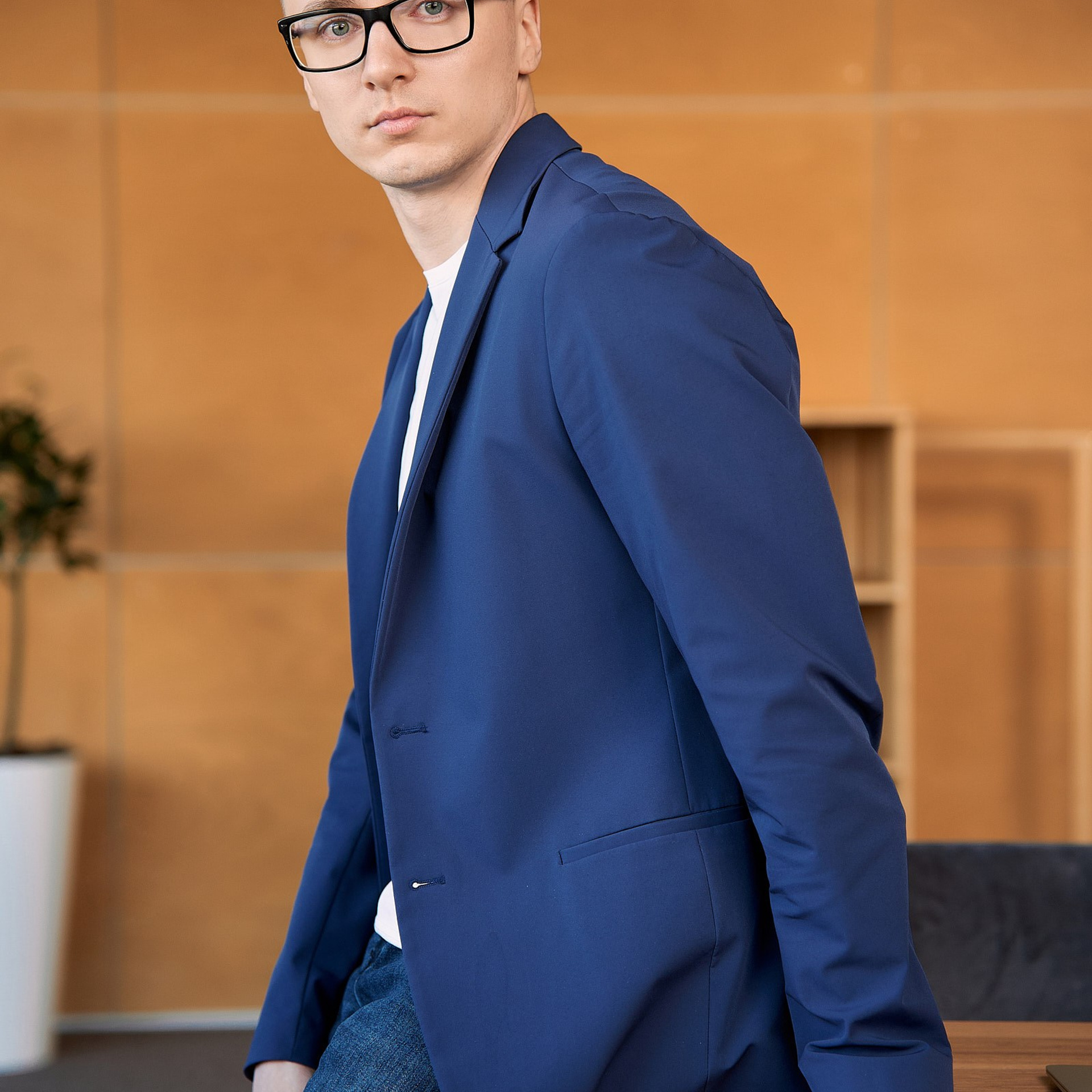 СКБ-контур (портреты в интерьерах офиса и на белом фоне). Профессиональный фотограф в Екатеринбурге Константин Зарипов