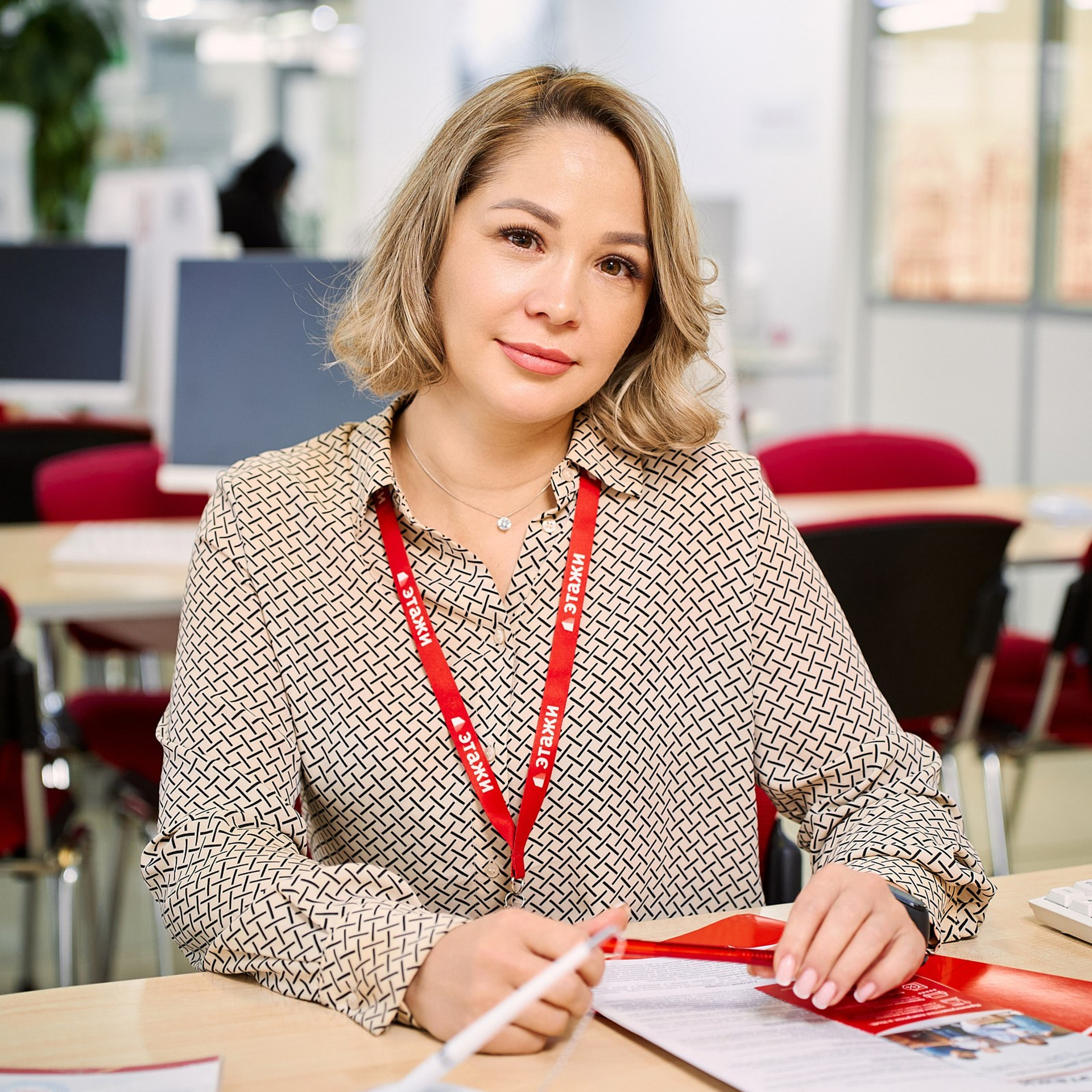 Агентство недвижимости Этажи (Сотрудники в интерьерах офиса или студии). Профессиональный фотограф в Екатеринбурге Константин Зарипов