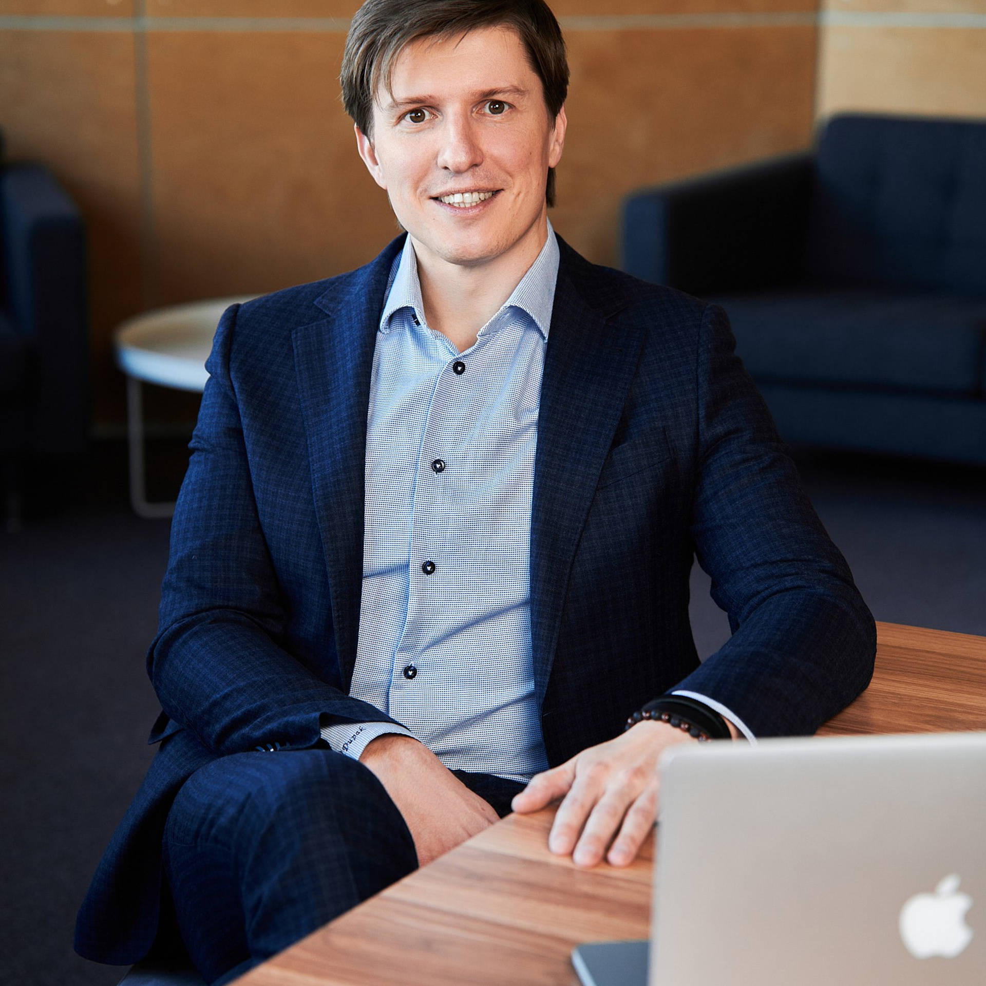 СКБ-контур (портреты в интерьерах офиса и на белом фоне). Профессиональный фотограф в Екатеринбурге Константин Зарипов