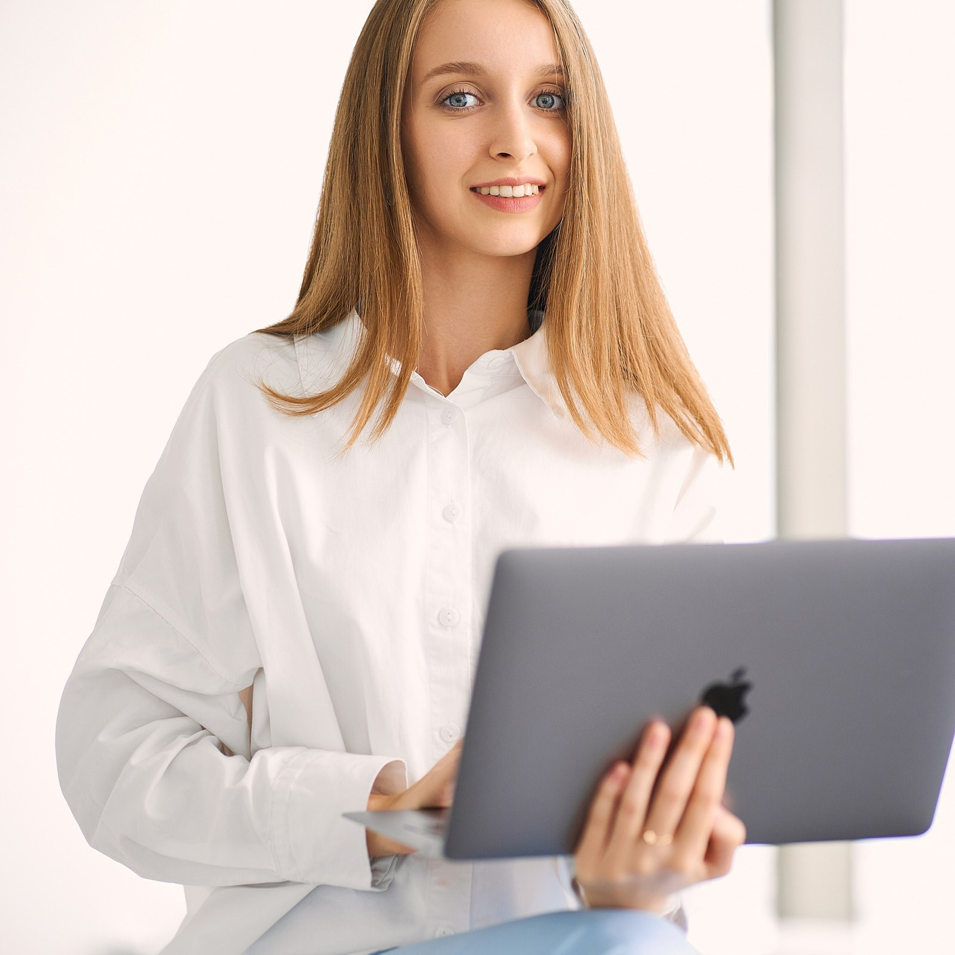 Группа компаний Априори (Портреты на белом фоне и в интерьерах + командные фото). Профессиональный фотограф в Екатеринбурге Константин Зарипов